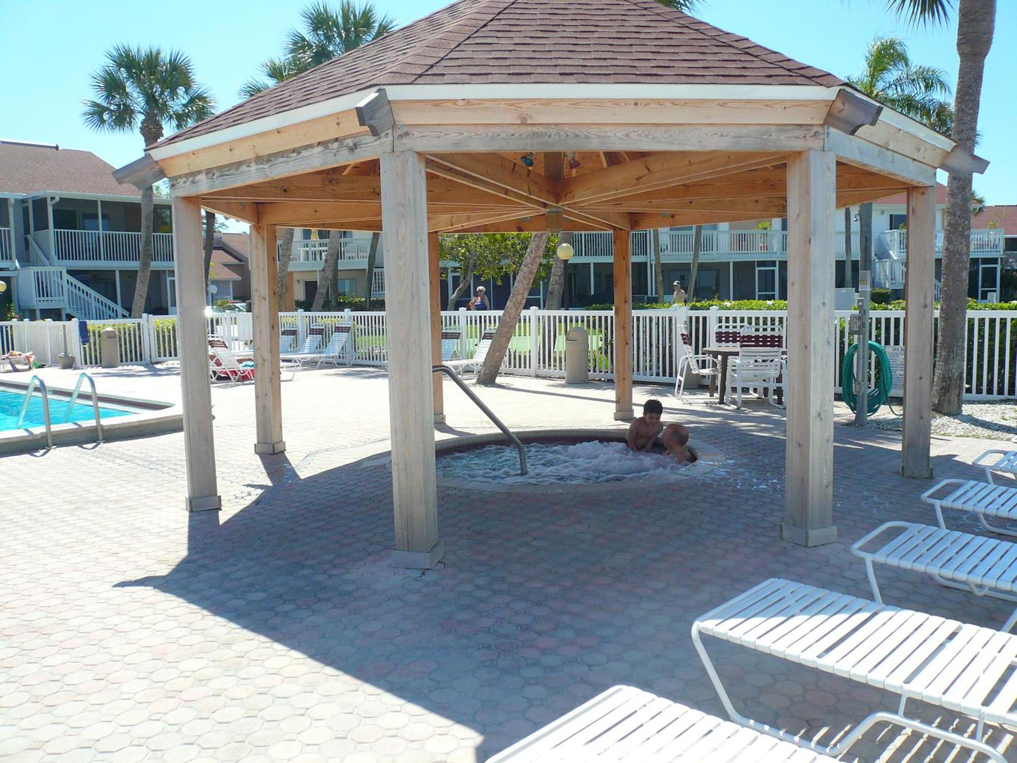 Holiday home Affordable Two Bedroom Tropical - Private Beach, Pools, Hot Tub St. Petersburg