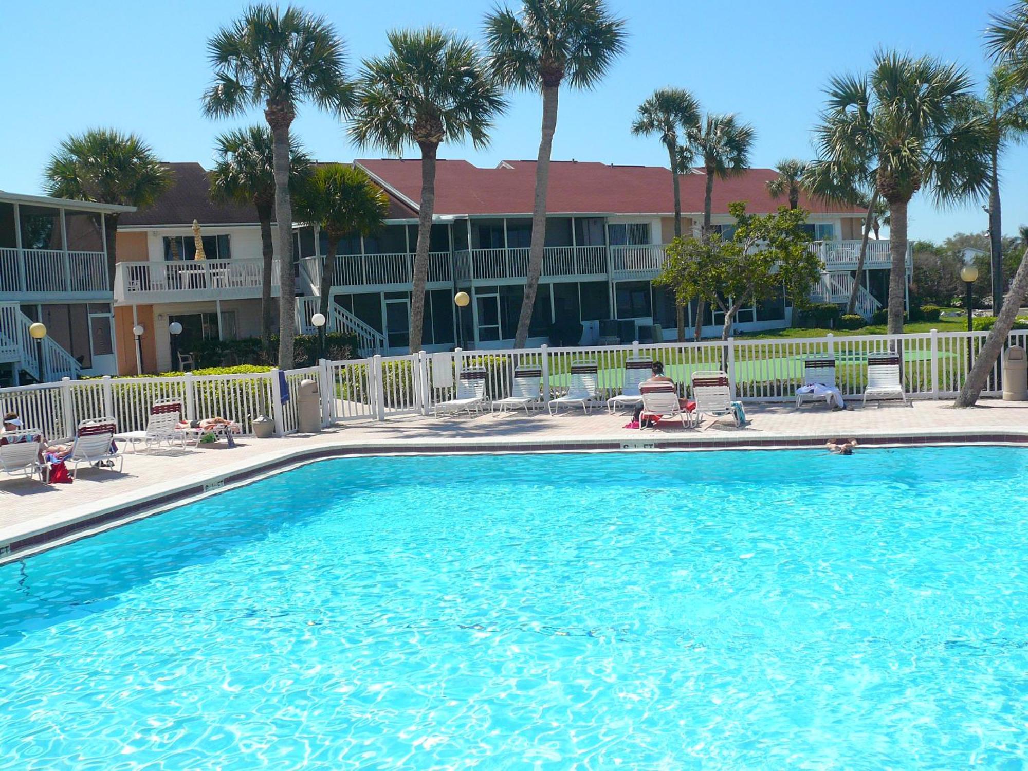 Affordable Two Bedroom Tropical - Private Beach, Pools, Hot Tub Holiday home St. Petersburg