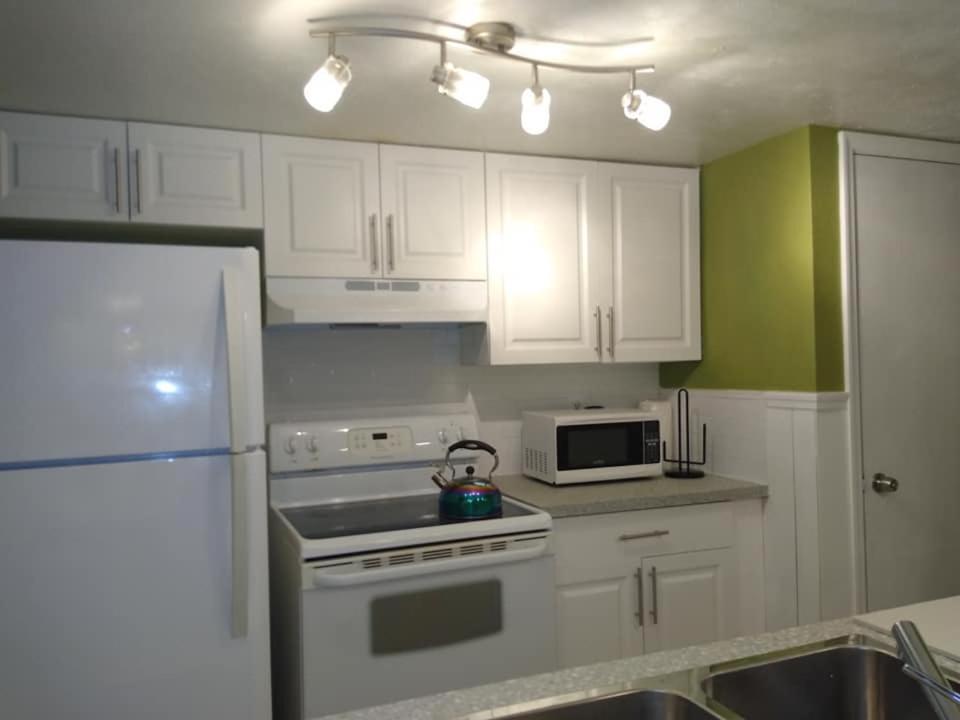 Affordable Two Bedroom Tropical - Private Beach, Pools, Hot Tub Holiday home *