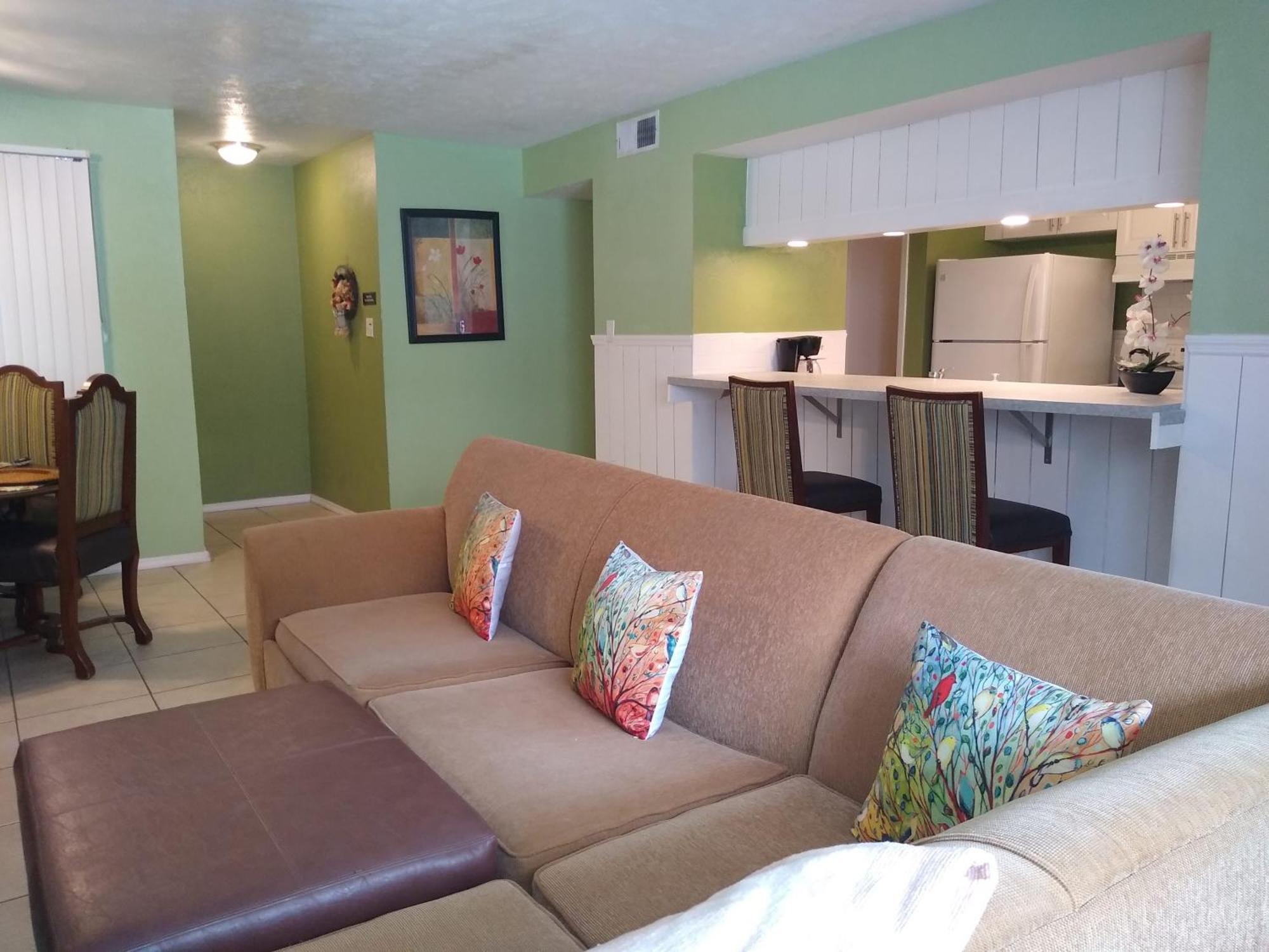 Holiday home Affordable Two Bedroom Tropical - Private Beach, Pools, Hot Tub St. Petersburg