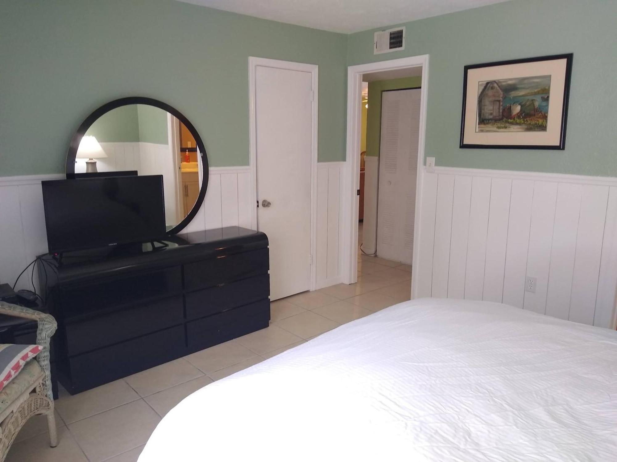 Affordable Two Bedroom Tropical - Private Beach, Pools, Hot Tub Holiday home *