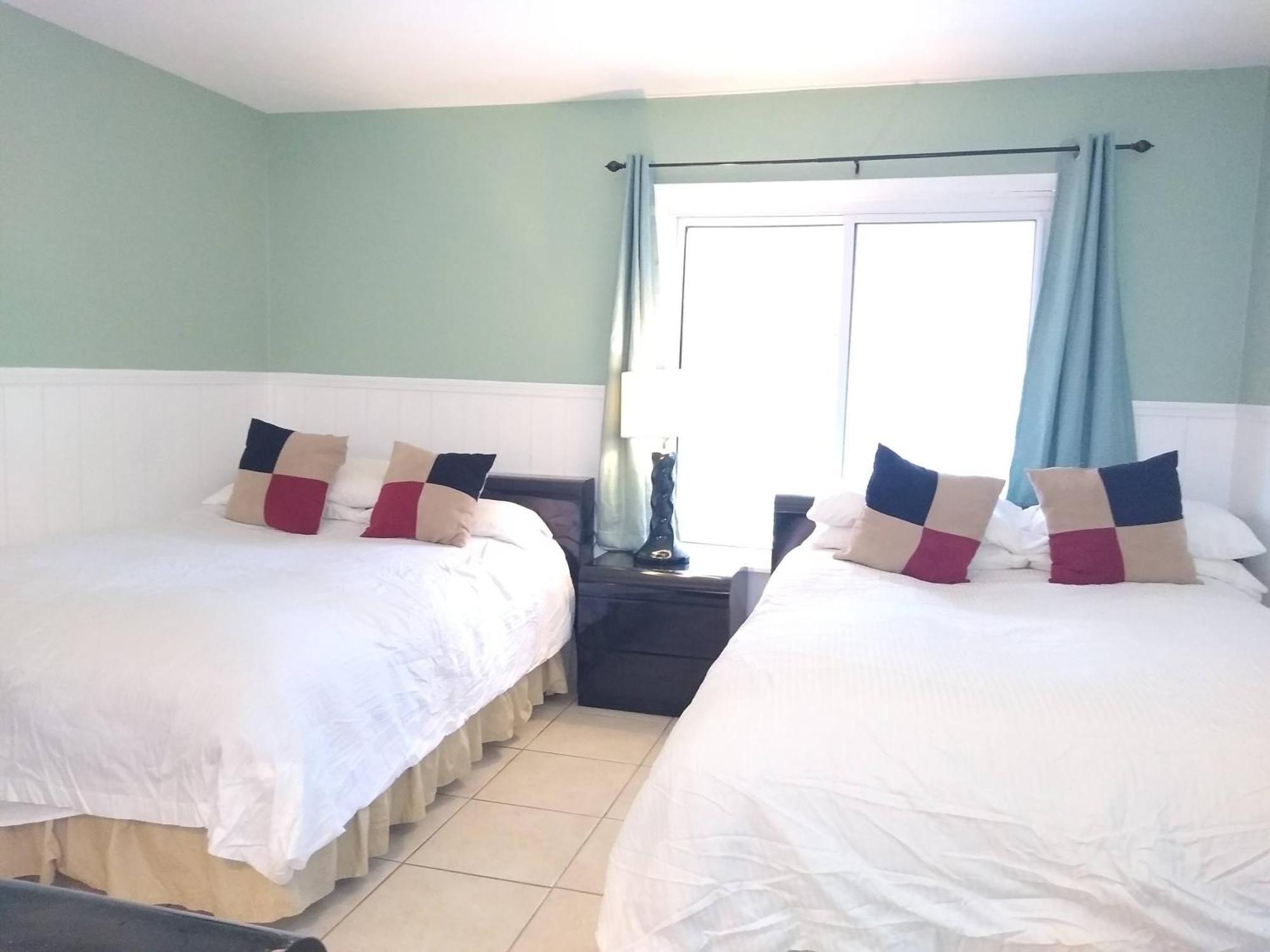 Affordable Two Bedroom Tropical - Private Beach, Pools, Hot Tub * St. Petersburg