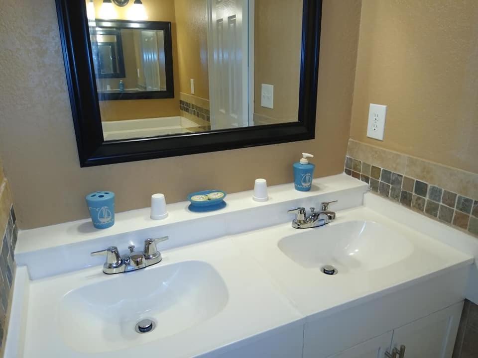 Holiday home Affordable Two Bedroom Tropical - Private Beach, Pools, Hot Tub St. Petersburg