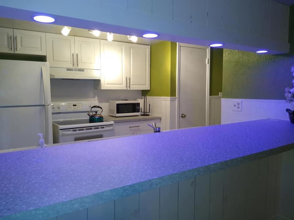 Affordable Two Bedroom Tropical - Private Beach, Pools, Hot Tub Holiday home