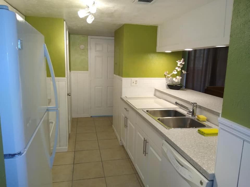 Affordable Two Bedroom Tropical - Private Beach, Pools, Hot Tub *