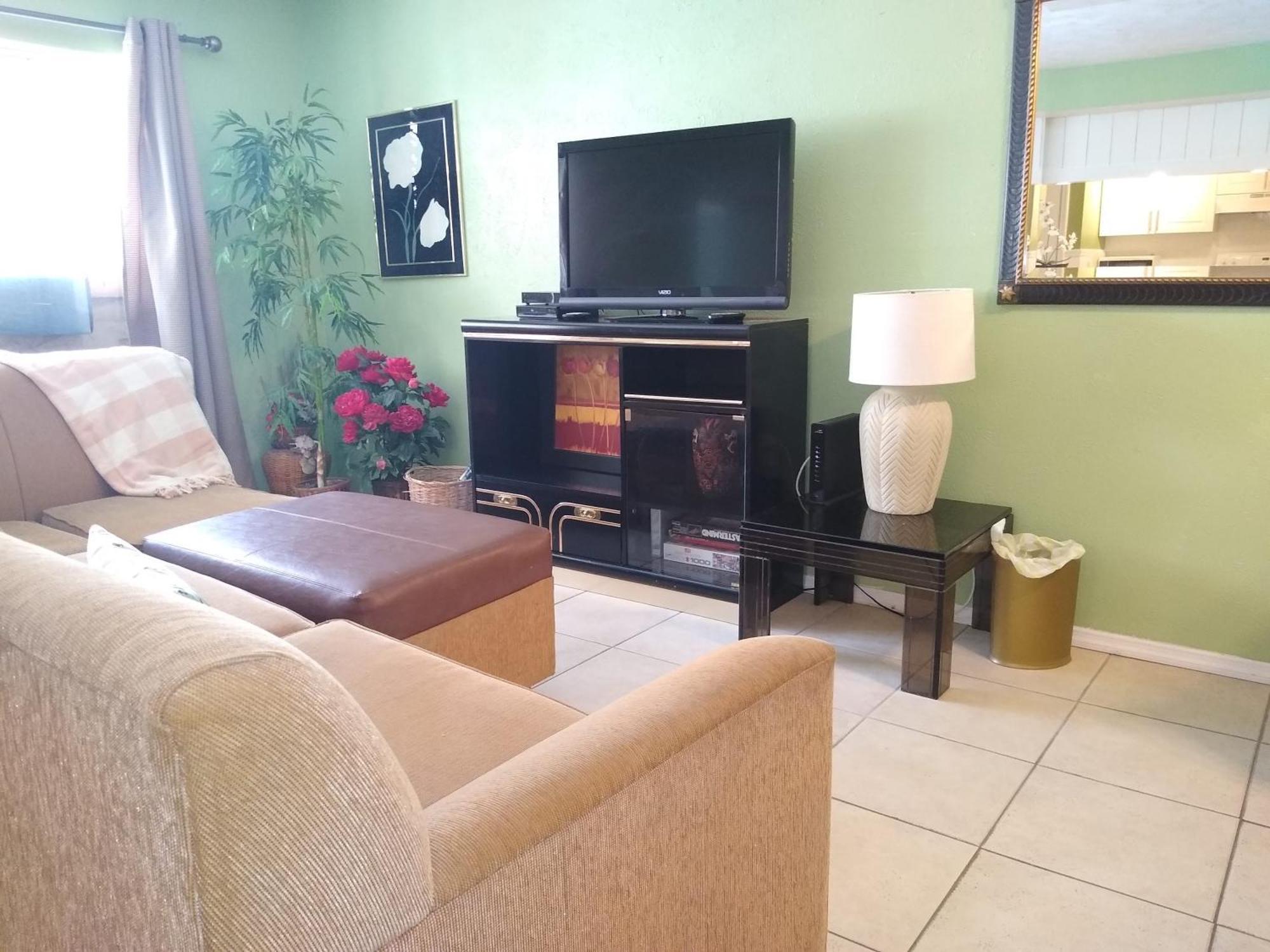 Affordable Two Bedroom Tropical - Private Beach, Pools, Hot Tub Holiday home St. Petersburg