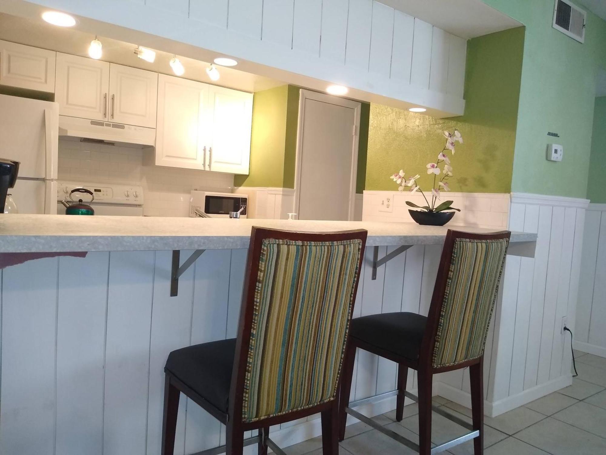 Affordable Two Bedroom Tropical - Private Beach, Pools, Hot Tub St. Petersburg
