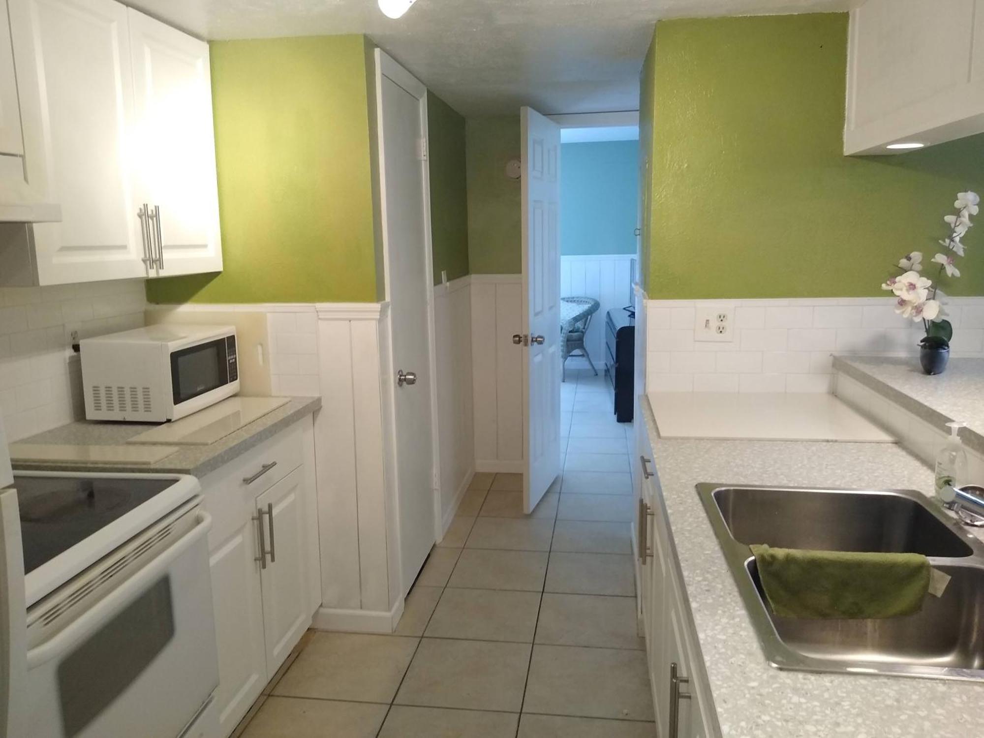 Affordable Two Bedroom Tropical - Private Beach, Pools, Hot Tub Holiday home