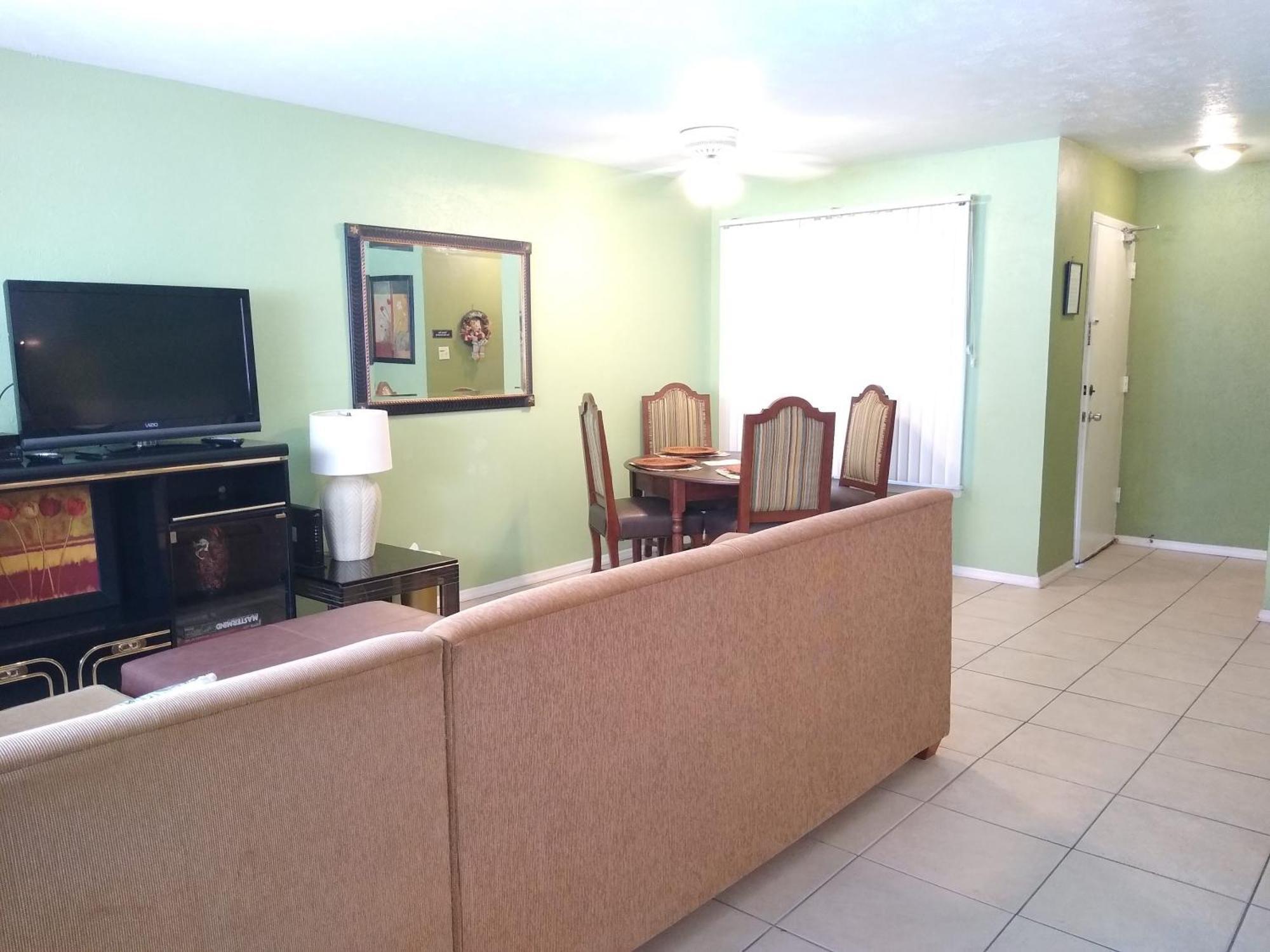 Affordable Two Bedroom Tropical - Private Beach, Pools, Hot Tub St. Petersburg