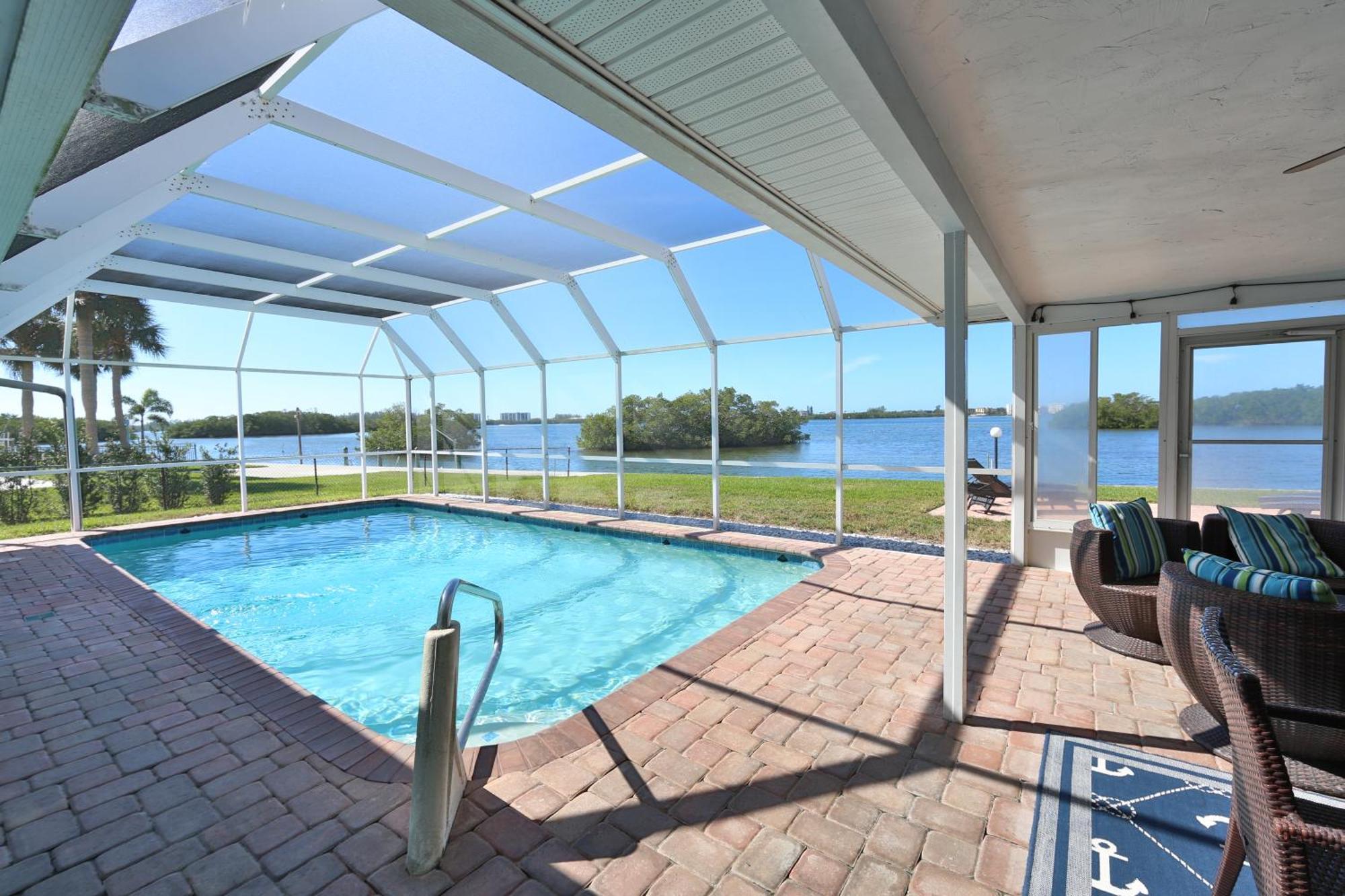 Oceanfront With Sunset Views Of Bay And Heated Pool Holiday home *