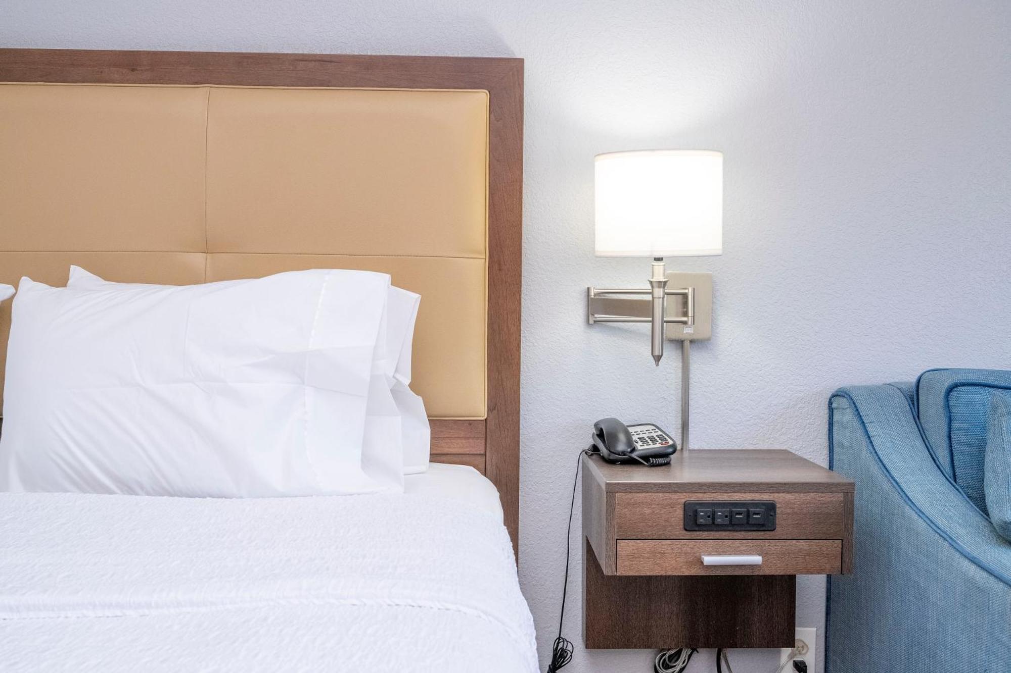 Hotel Hampton By Hilton Spring Hill 3*