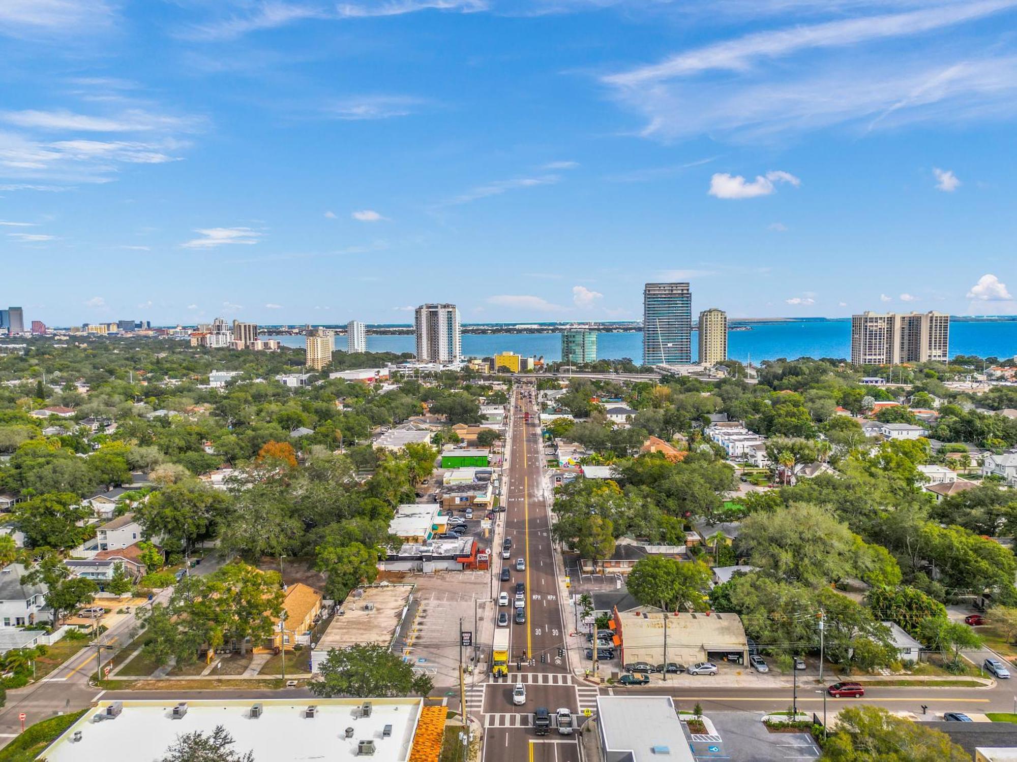 Apartment 1 Min Away From Bayshore, Sleeps 7 *