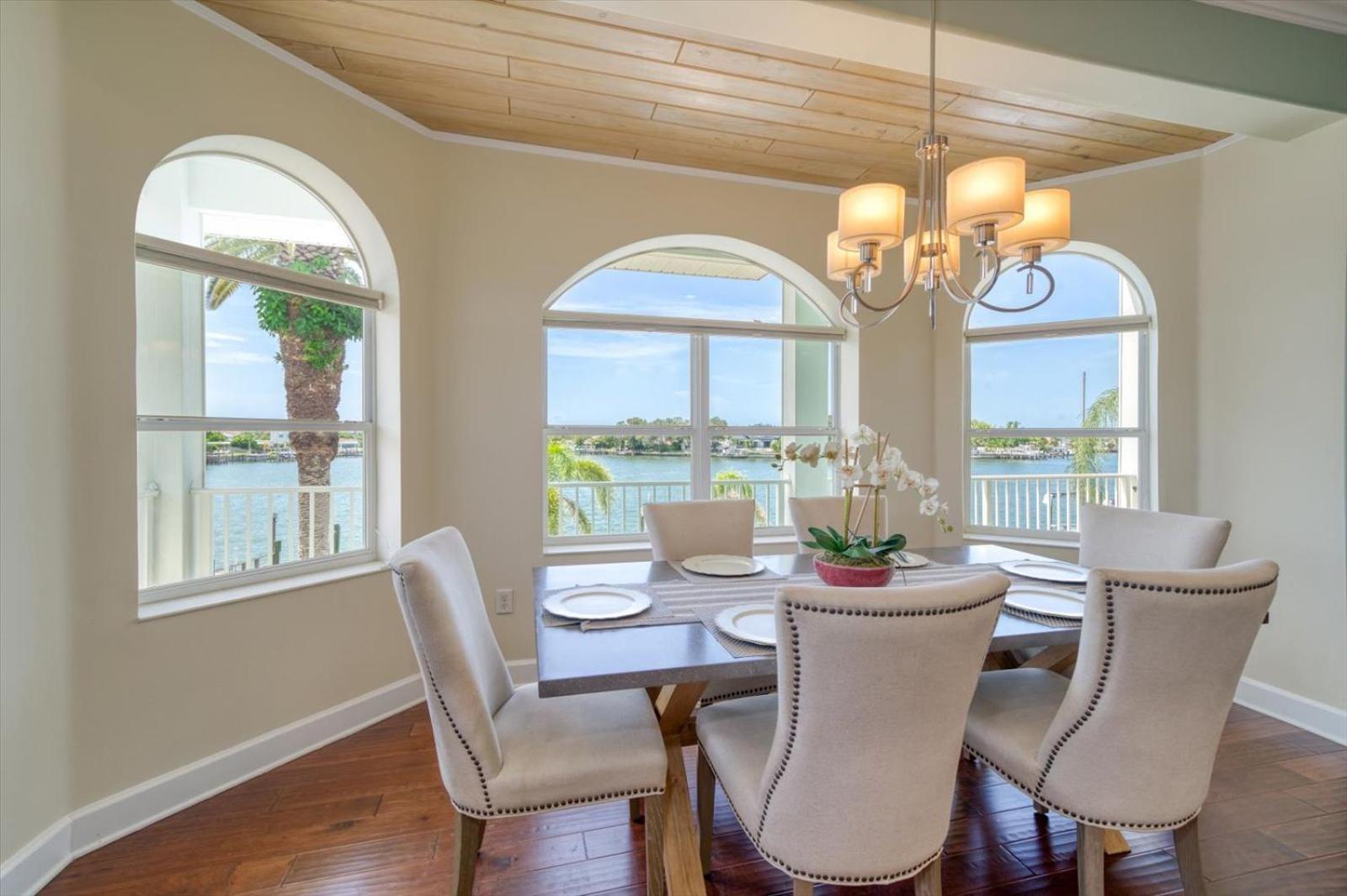Holiday home Waterfront Luxury W/ Heated Salt Pool & Golf Cart