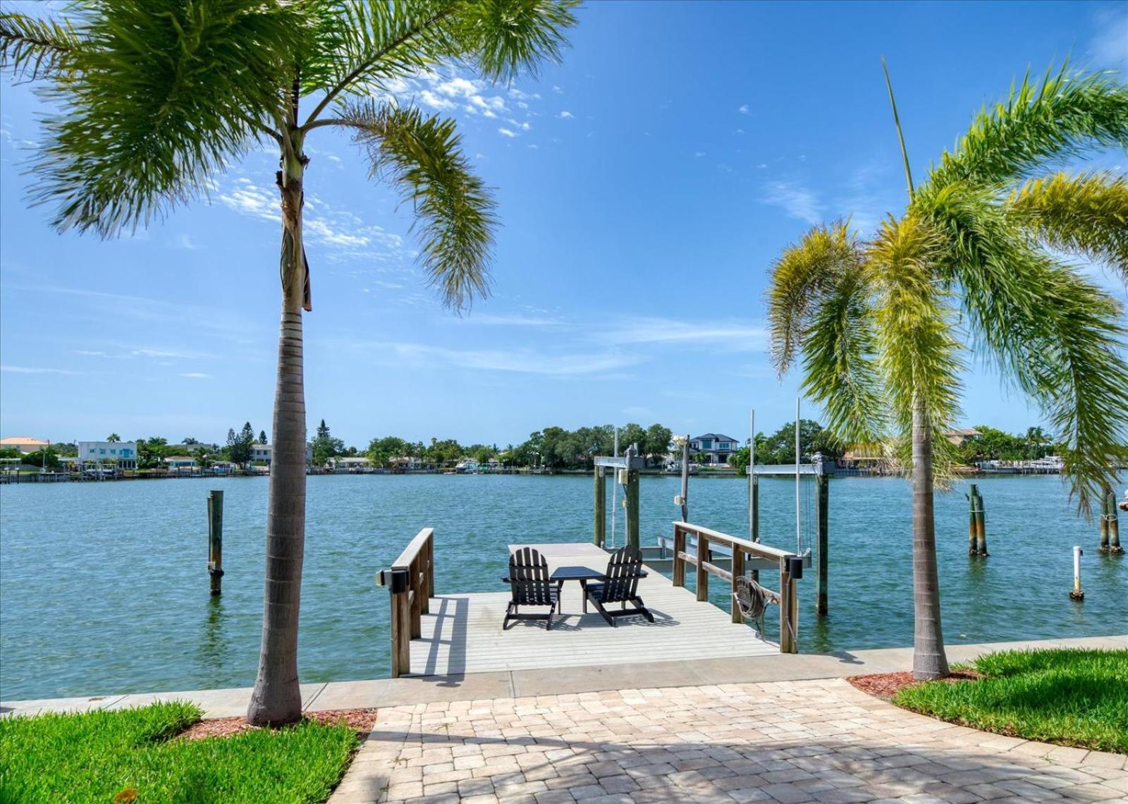 Waterfront Luxury W/ Heated Salt Pool & Golf Cart Holiday home