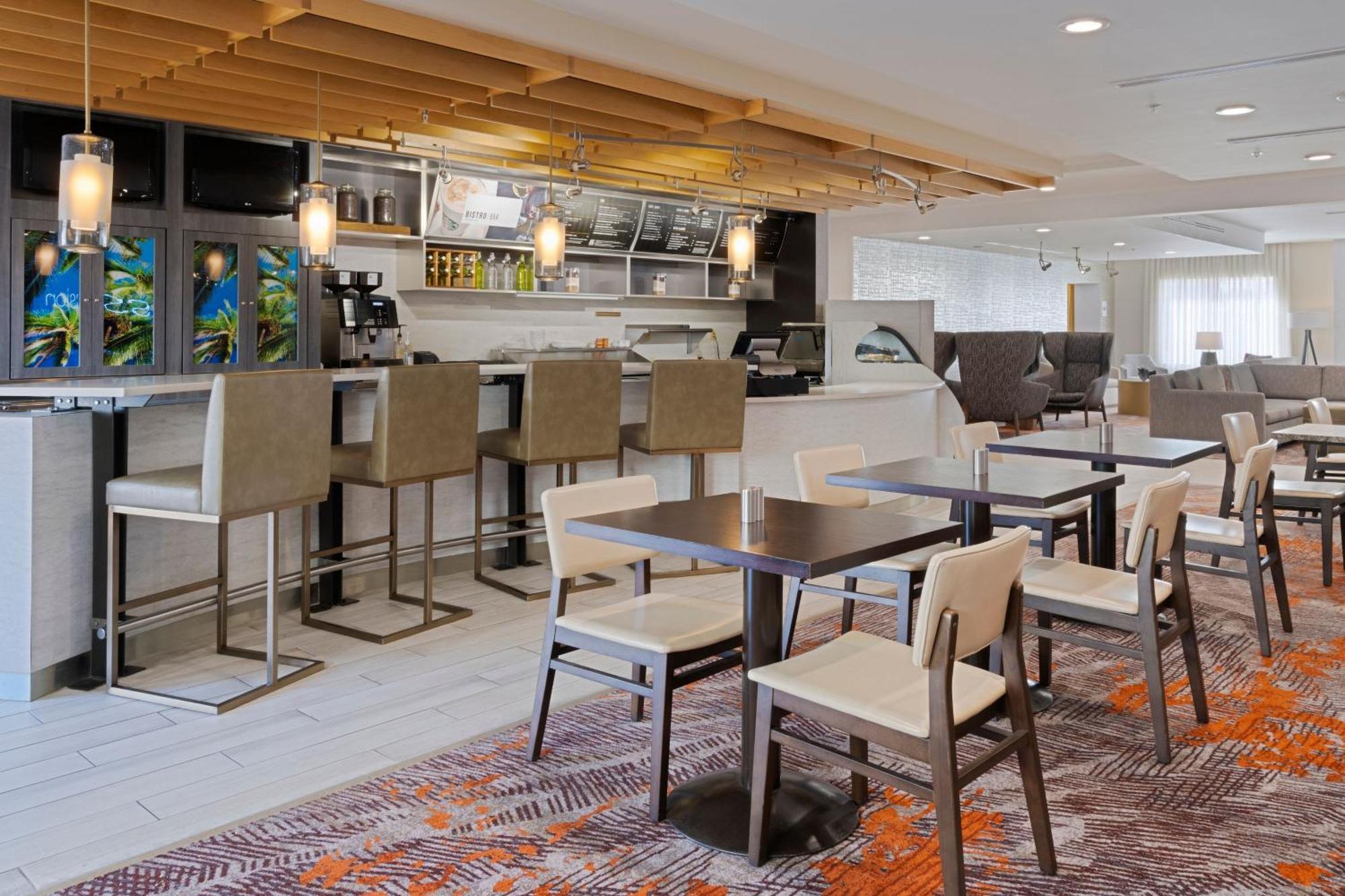 Courtyard By Marriott At Town Center Hotel