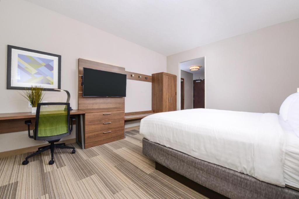 Holiday Inn Express & Suites - St. Petersburg - Madeira Beach By Ihg Hotel