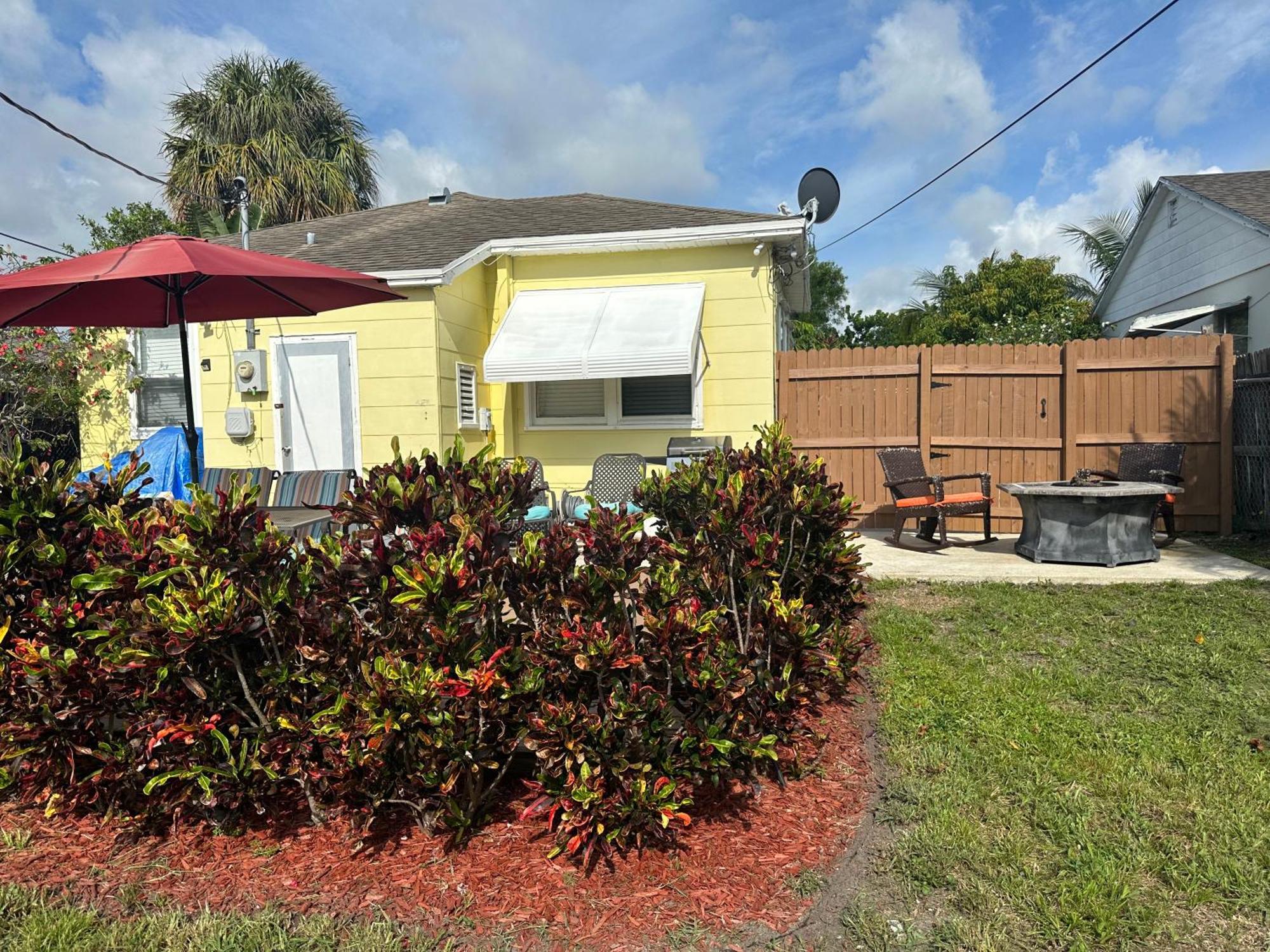 Palm Retreat: Beachside Comfort With Outdoor Oasis * Lake Worth Beach