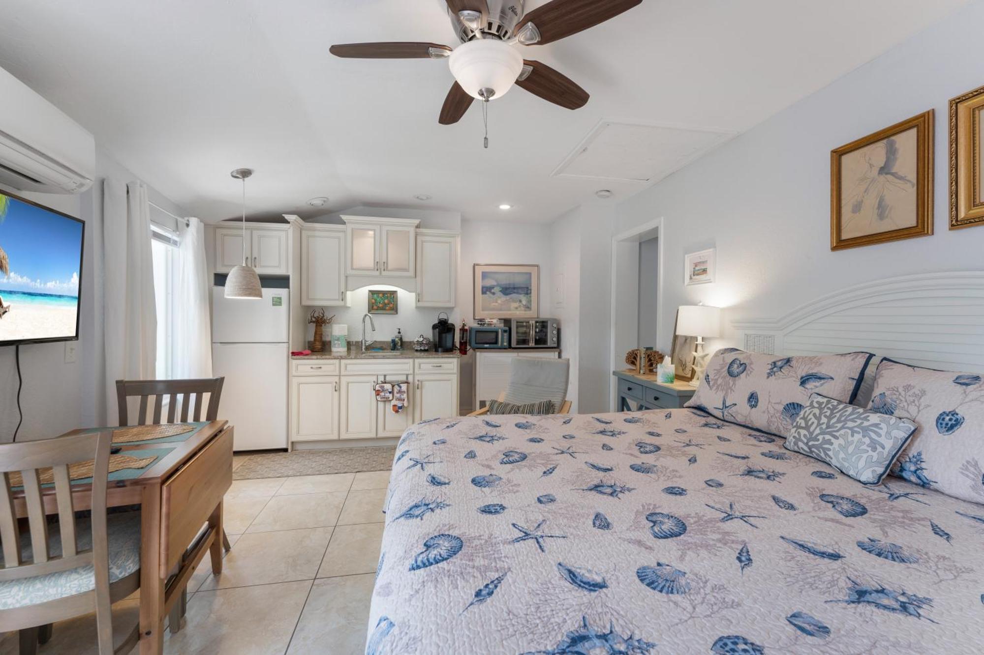 An Island Getaway At Palm Tree Holmes Beach