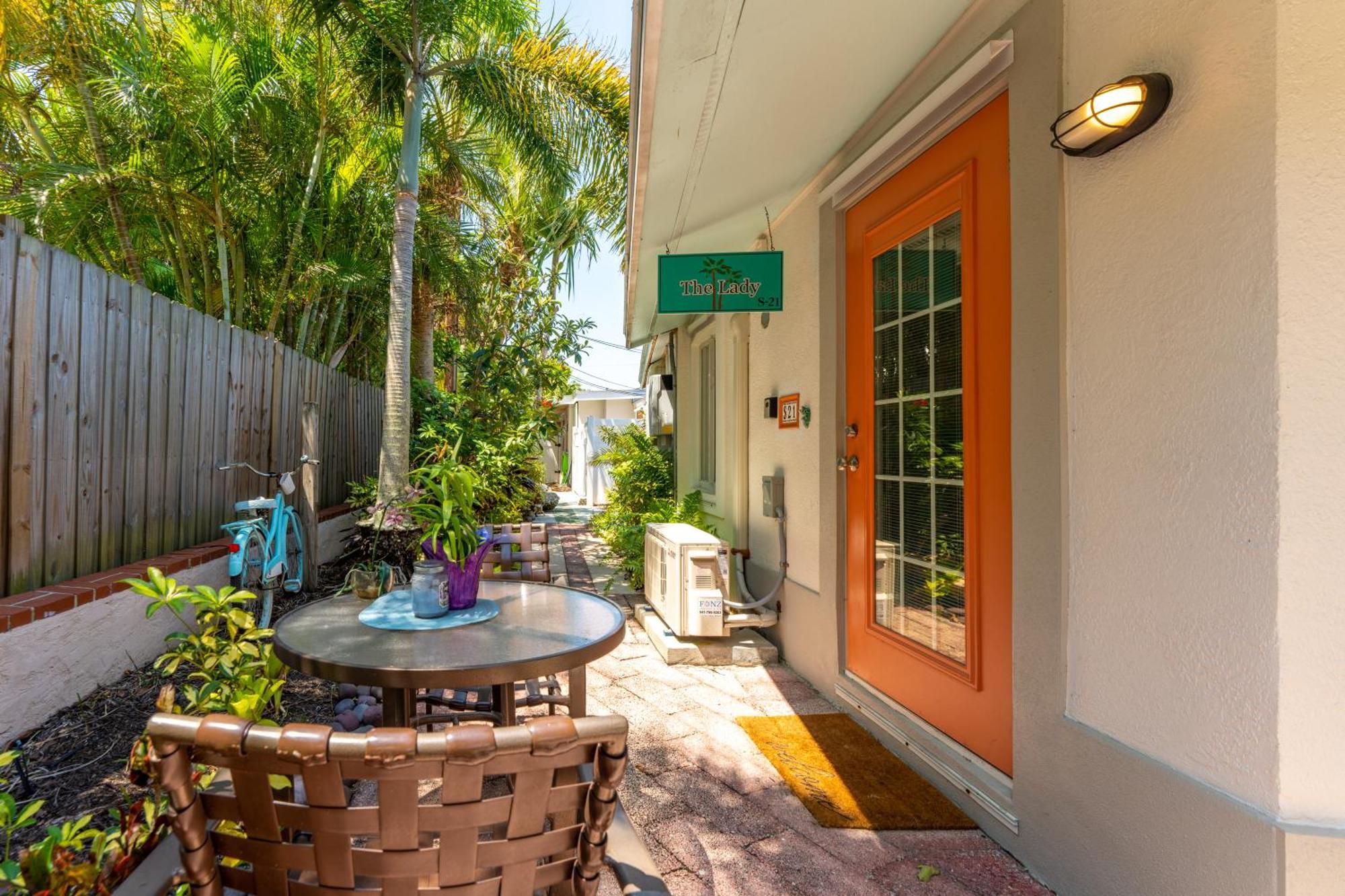 An Island Getaway At Palm Tree *