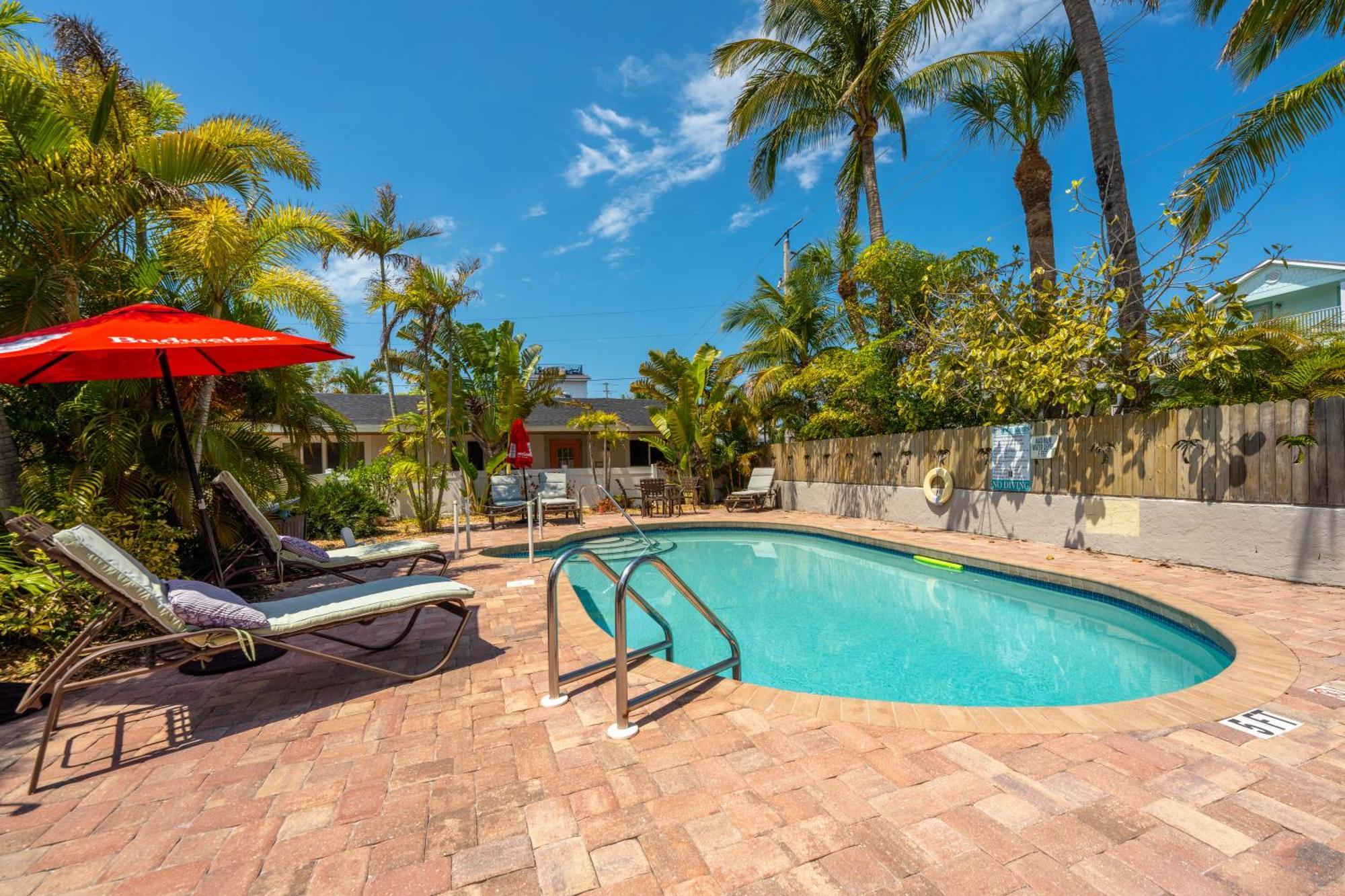 An Island Getaway At Palm Tree Holmes Beach
