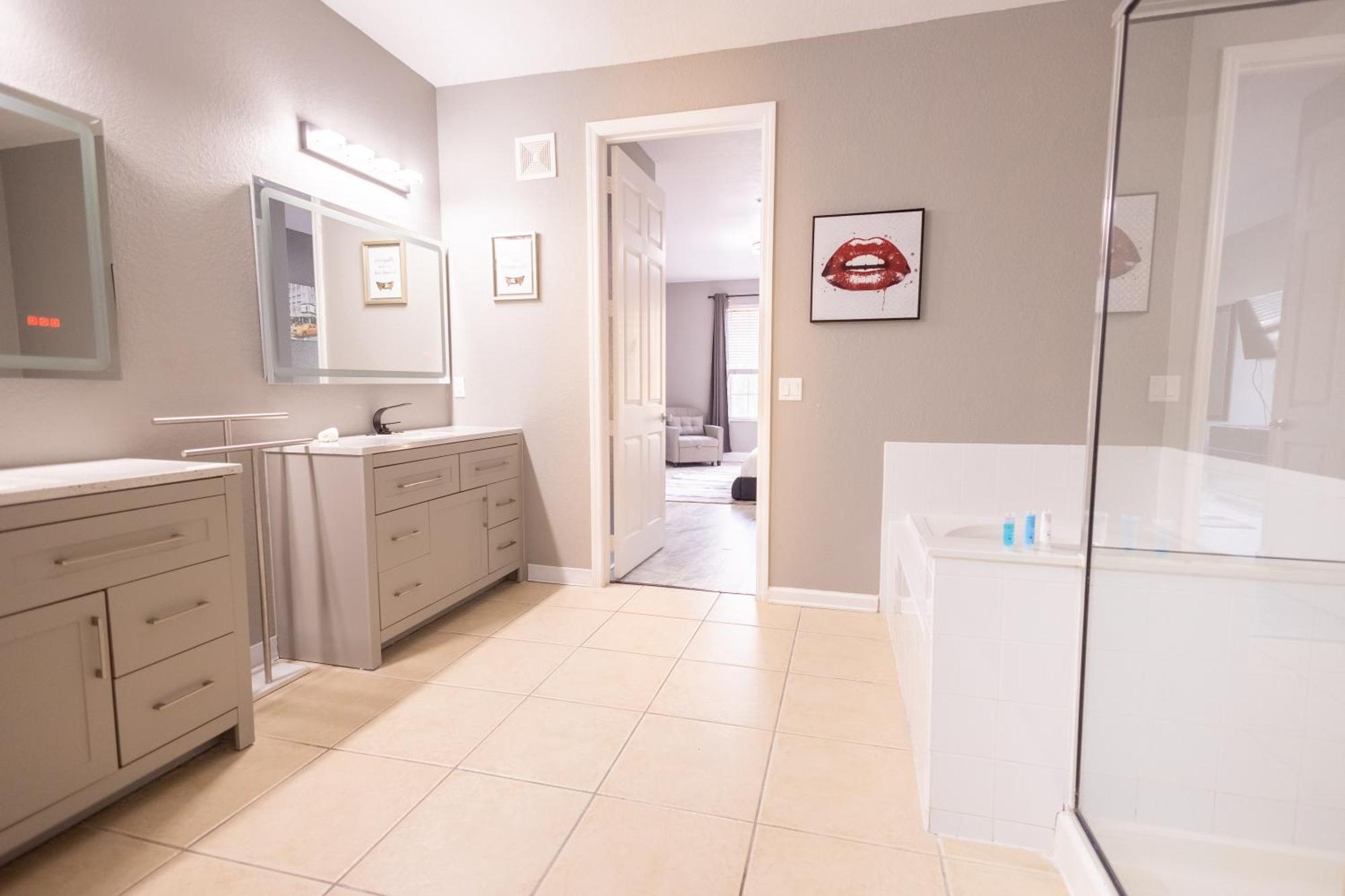 Parks- International Dr - Luxury Condominium- Fully Equipped - 3bed & 2 Bath- Apartment Orlando