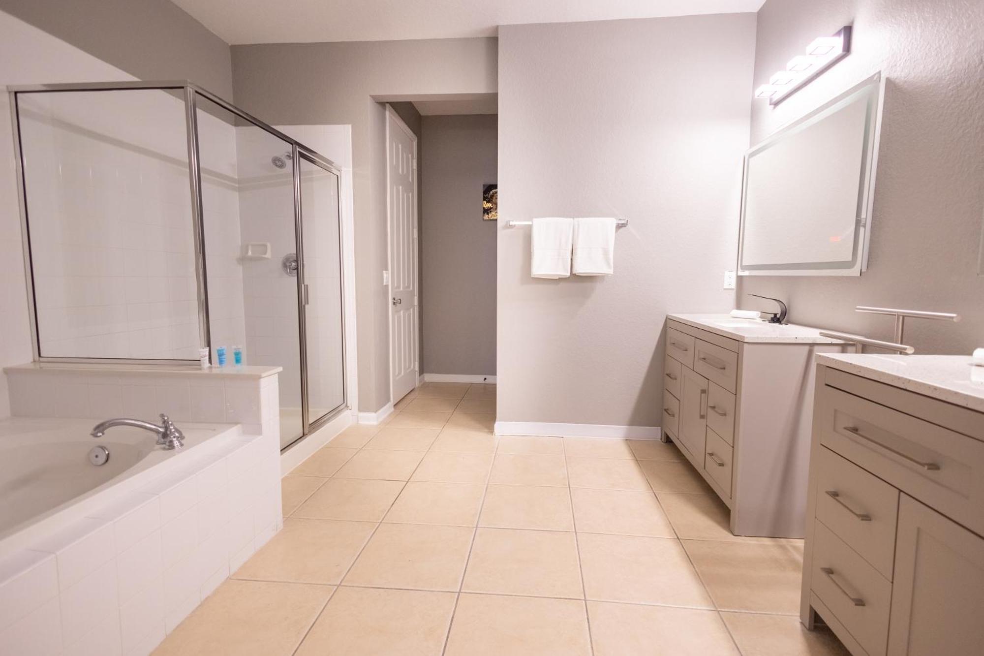 Parks- International Dr - Luxury Condominium- Fully Equipped - 3bed & 2 Bath- *