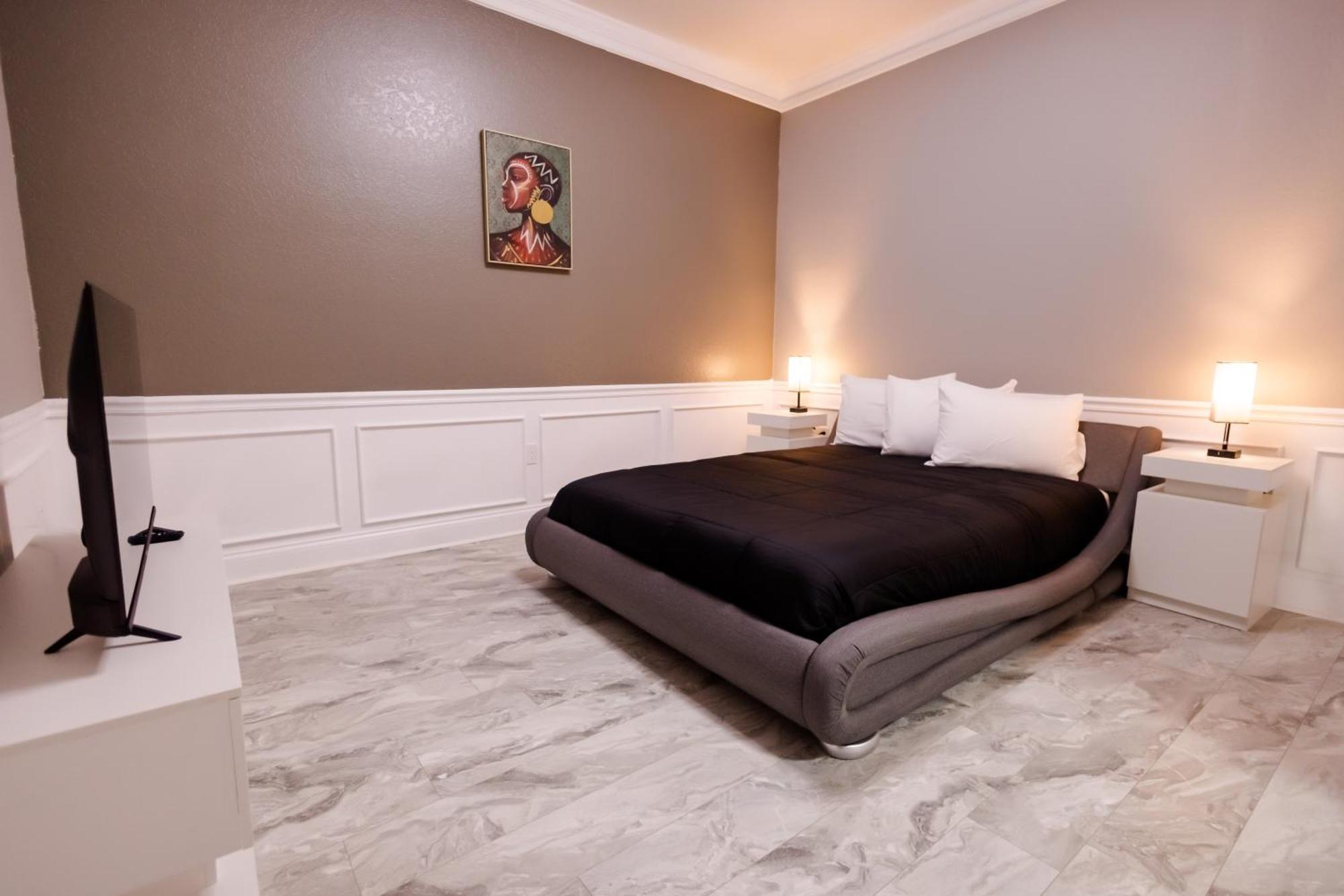 Parks- International Dr - Luxury Condominium- Fully Equipped - 3bed & 2 Bath- *