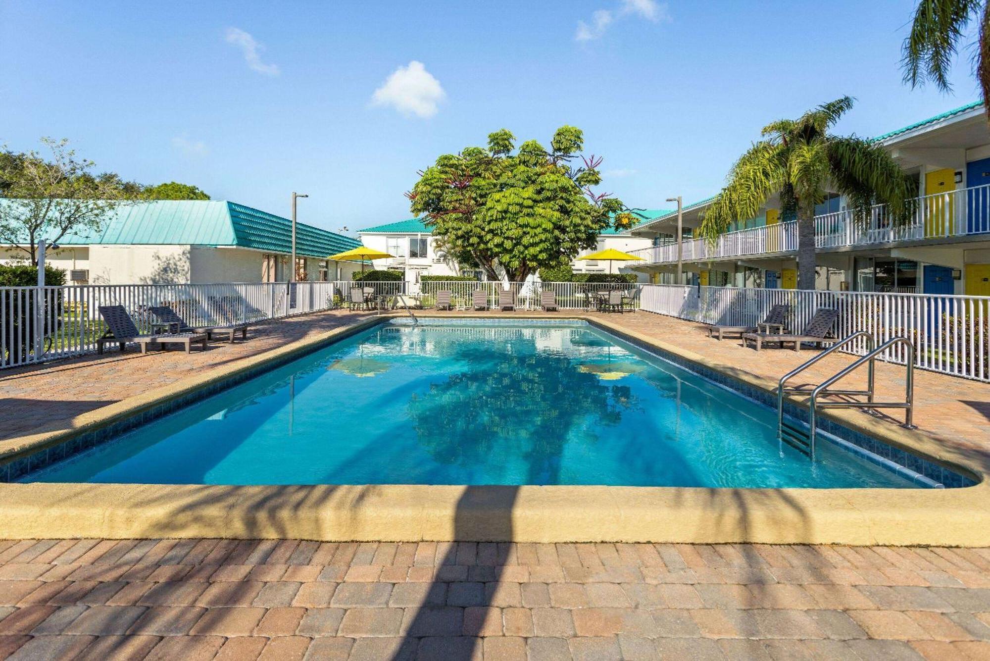 Days By Wyndham Pierce Midtown Hotel Fort Pierce