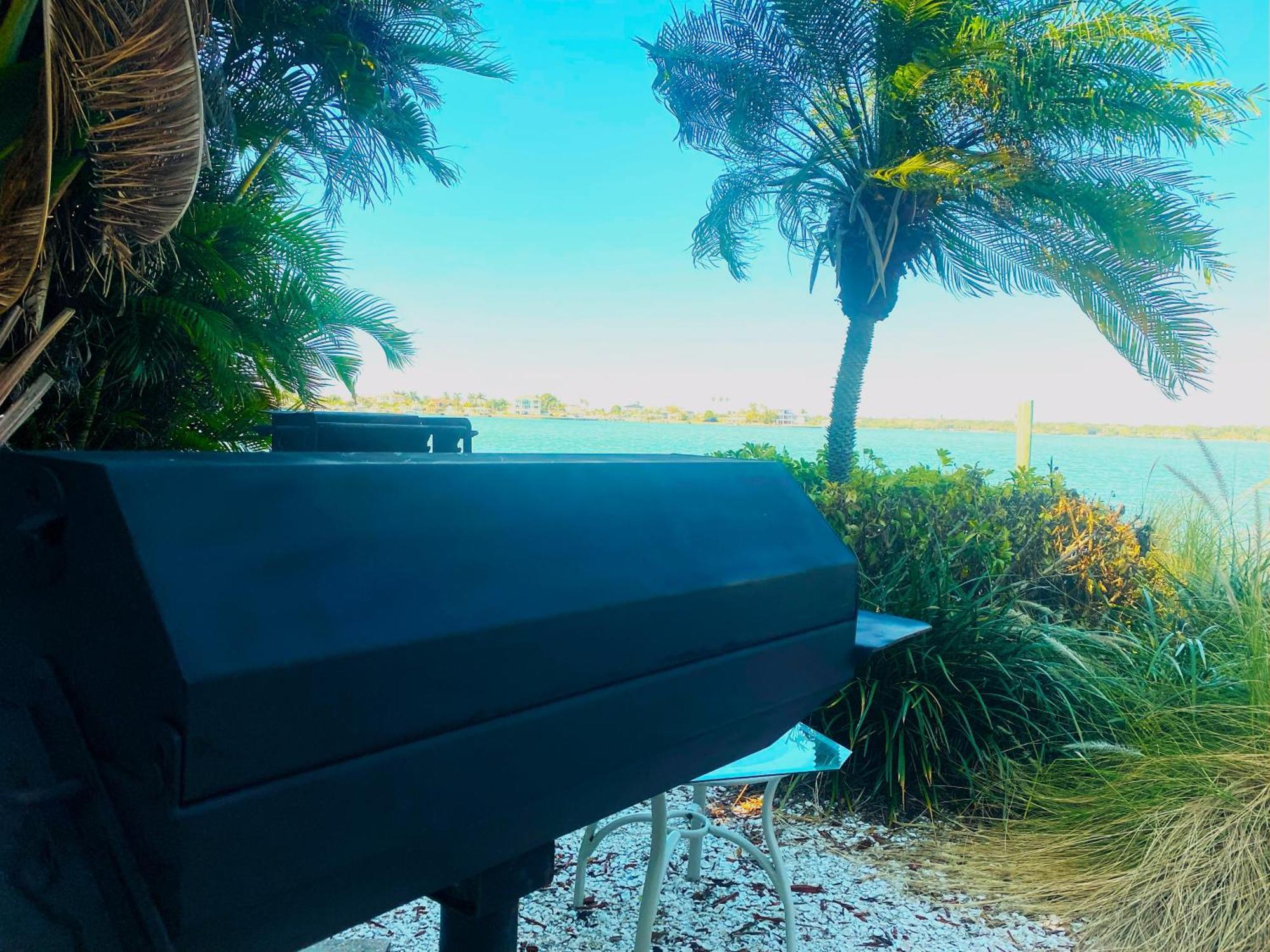 102-tiny Treasure-waterfront With Heated Pool *