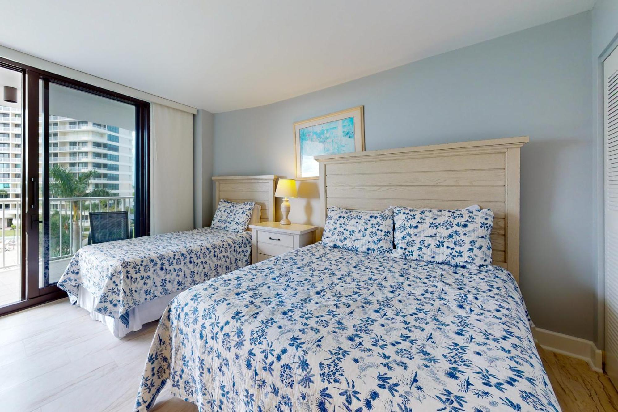 Crystal Waves Apartment *