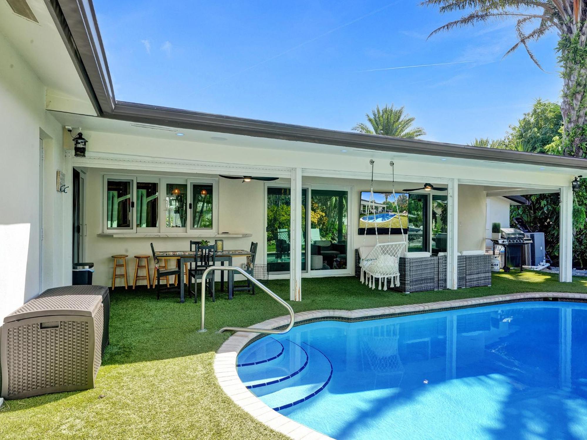 Amazing 5 Bed House W Pool, Jacuzzi And Your Own Boat *