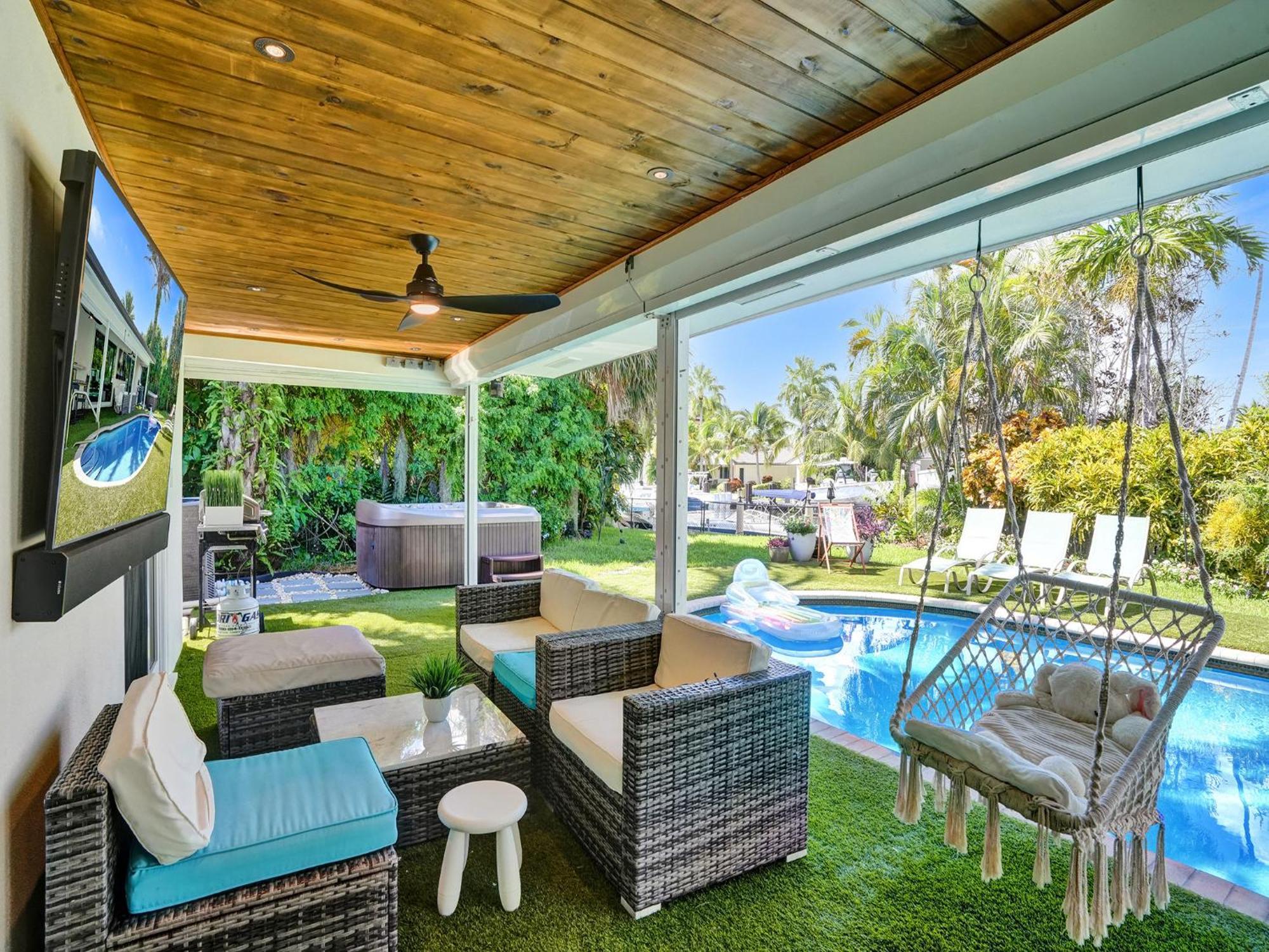 Amazing 5 Bed House W Pool, Jacuzzi And Your Own Boat Holiday home *