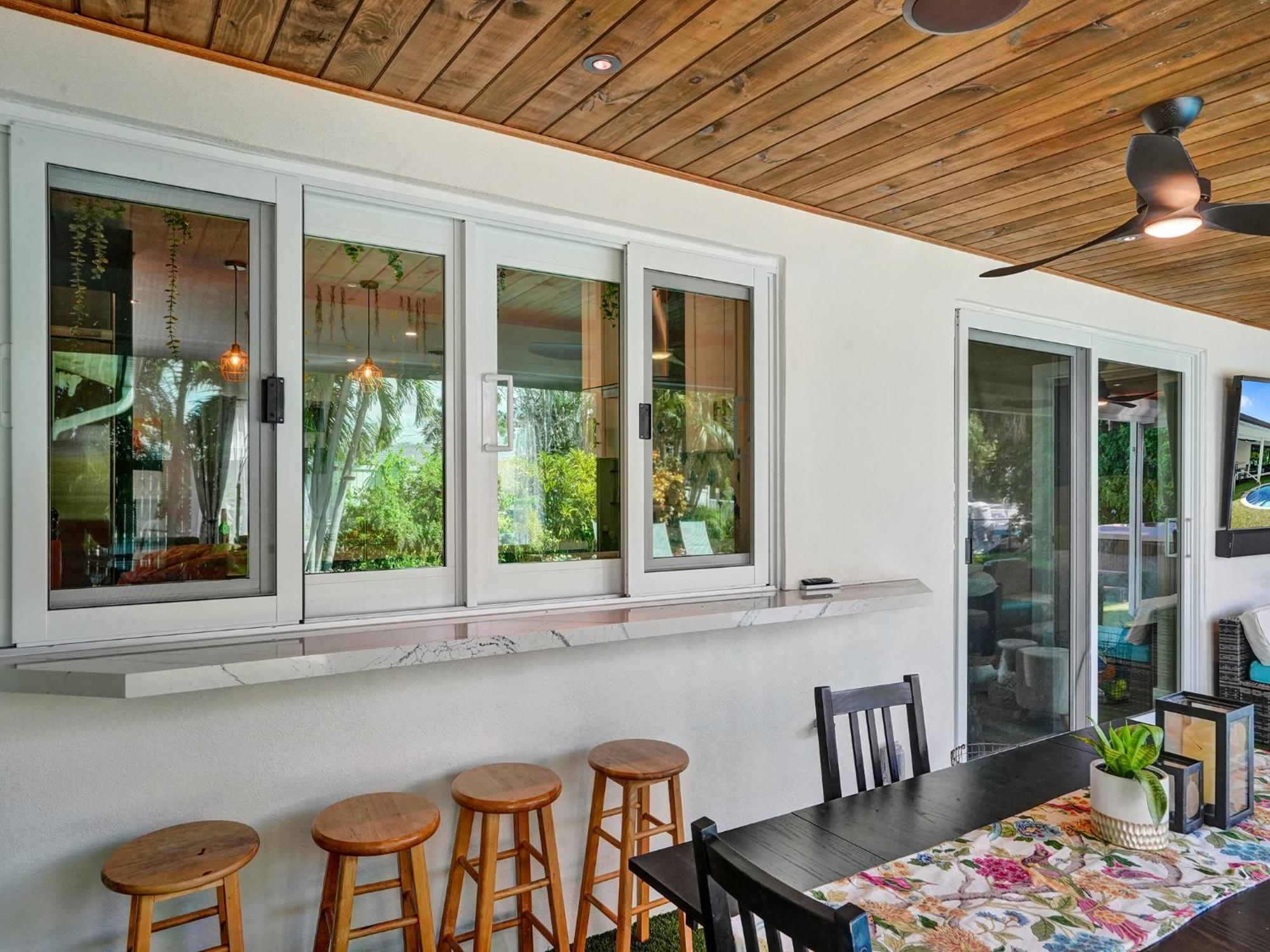 Amazing 5 Bed House W Pool, Jacuzzi And Your Own Boat Holiday home *