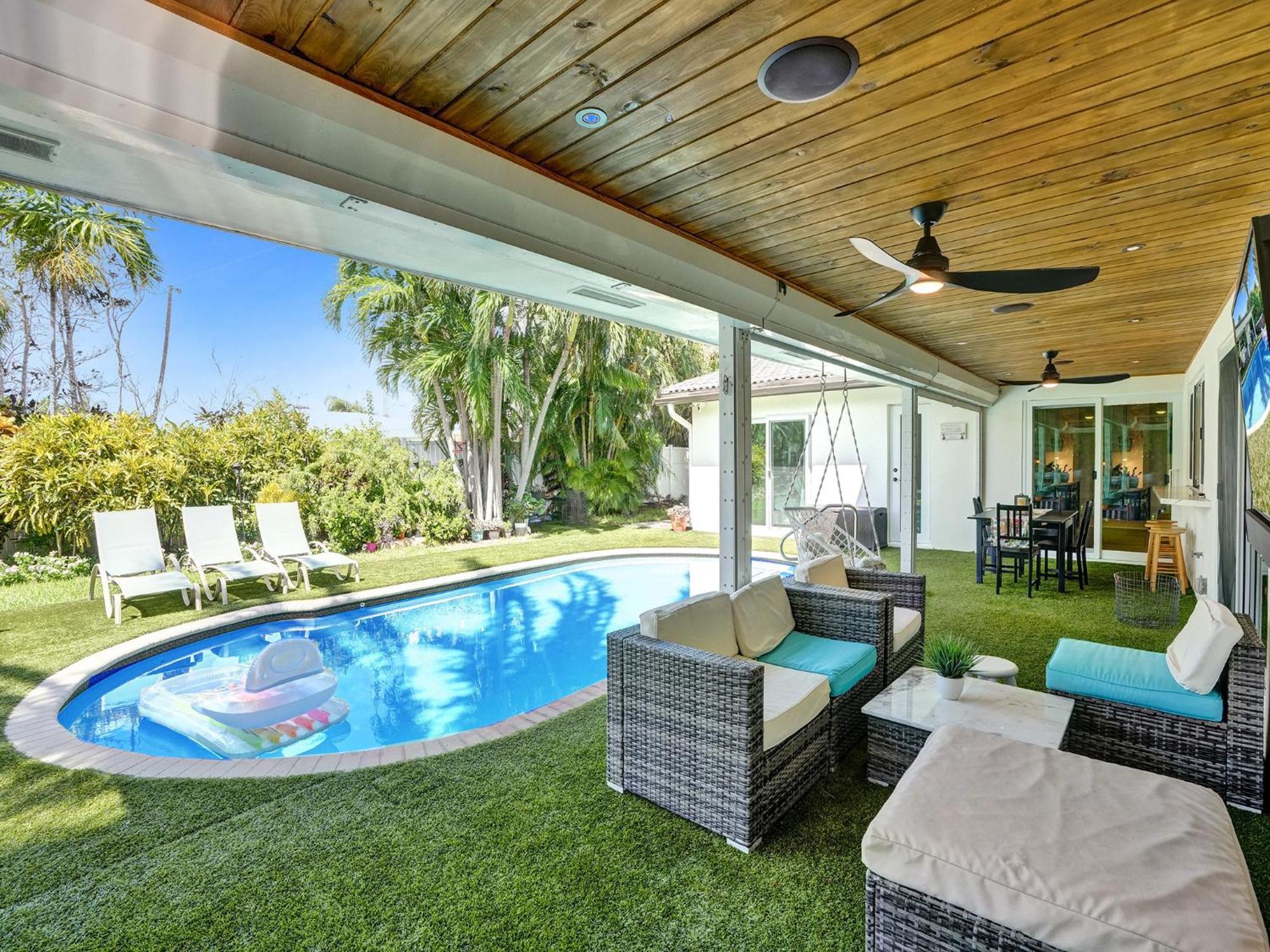 Amazing 5 Bed House W Pool, Jacuzzi And Your Own Boat Holiday home