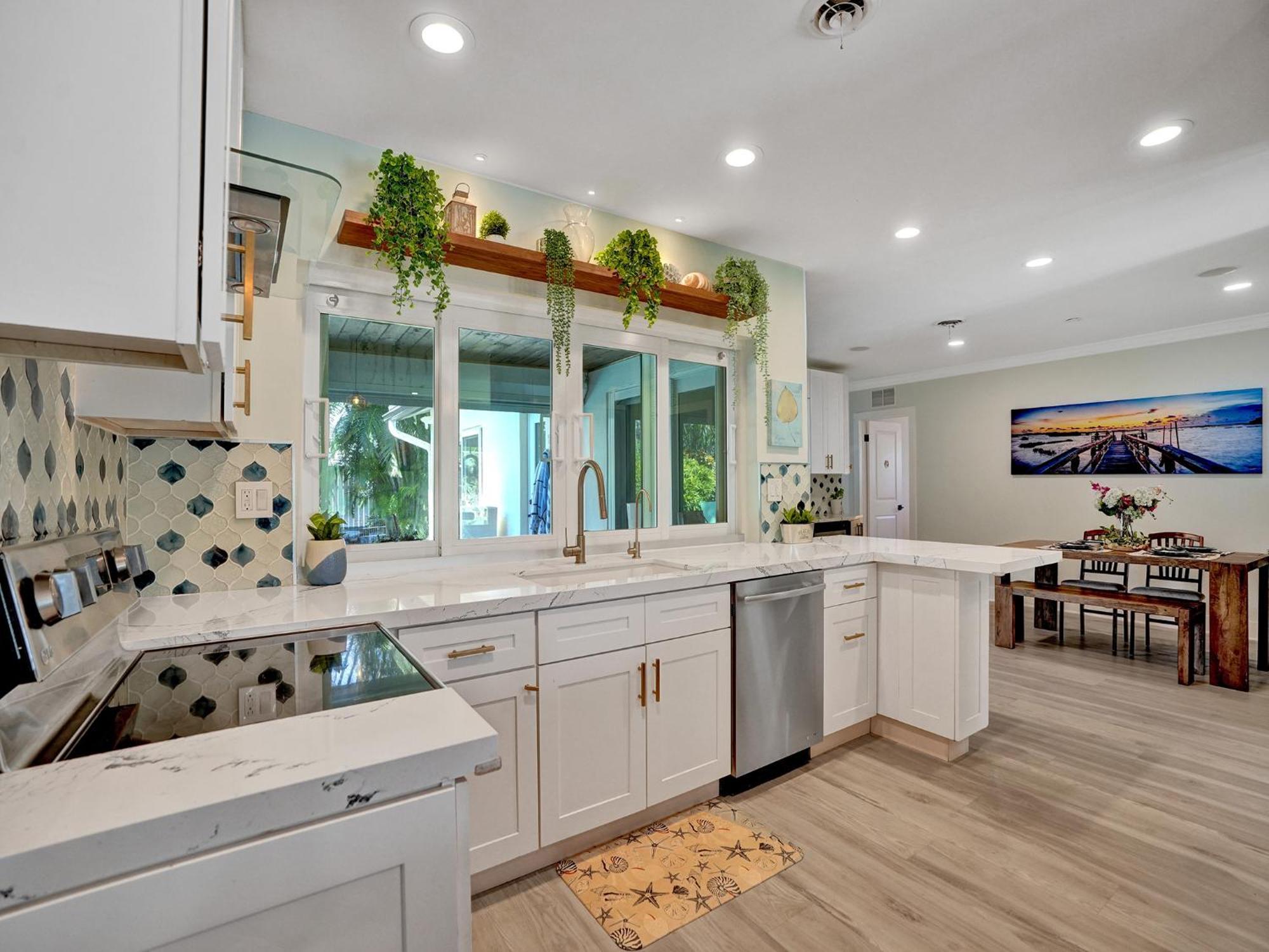 Amazing 5 Bed House W Pool, Jacuzzi And Your Own Boat
