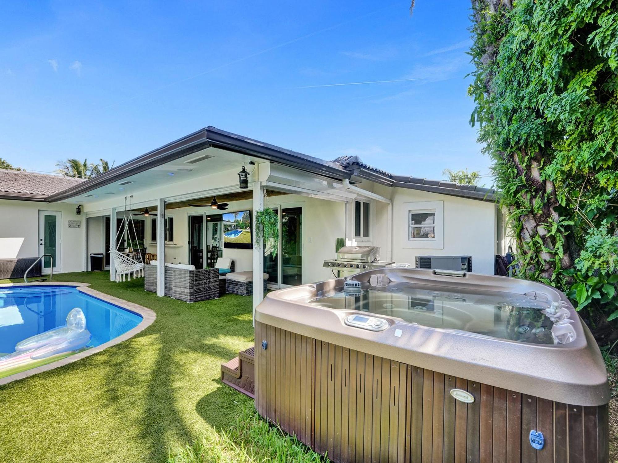 Amazing 5 Bed House W Pool, Jacuzzi And Your Own Boat Holiday home *
