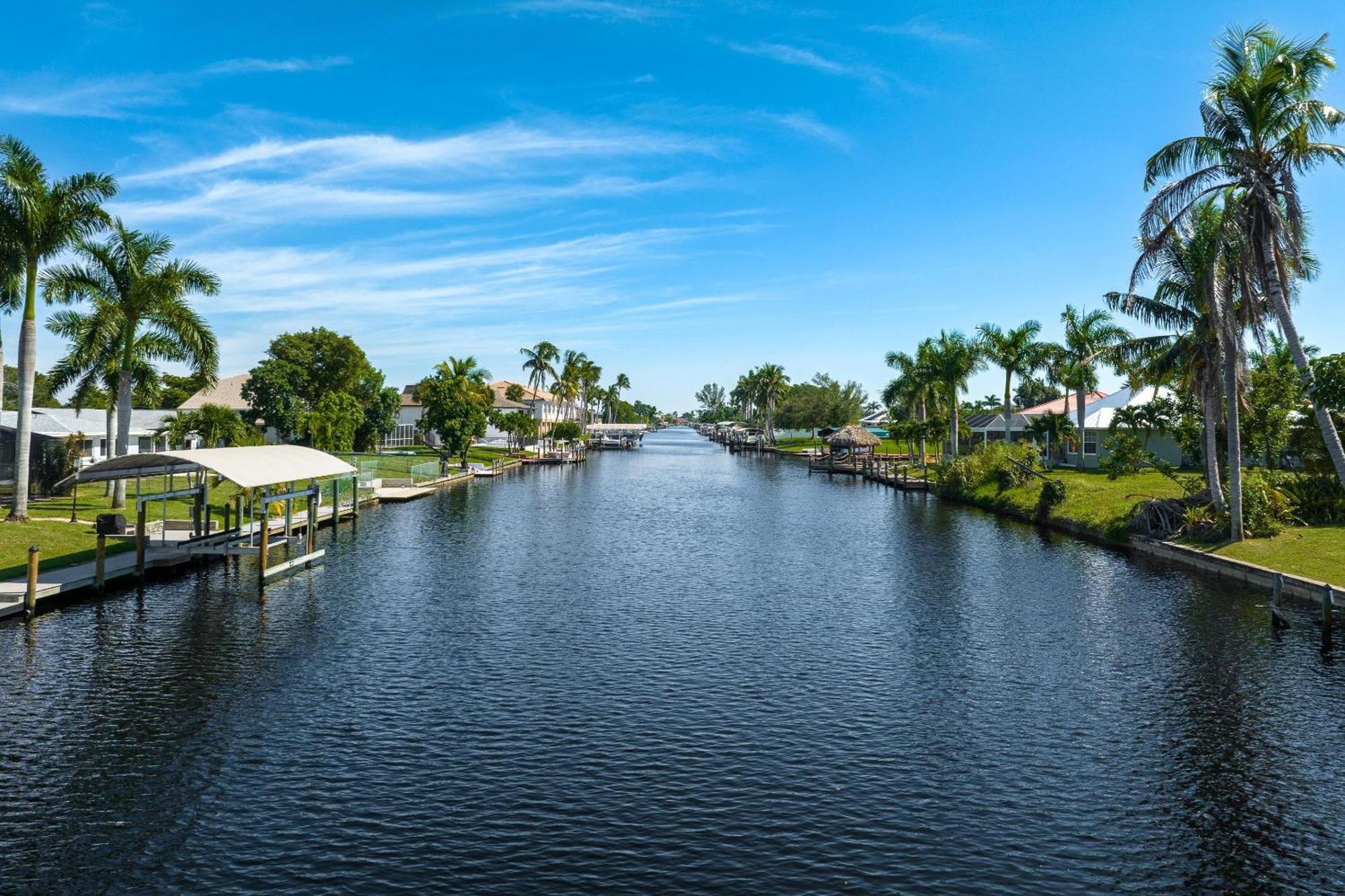 Waterfront! Oversize Corner Yard, Dock W/lift, Hot Tub & Pool - Tropical Calusa - Roelens * Cape Coral