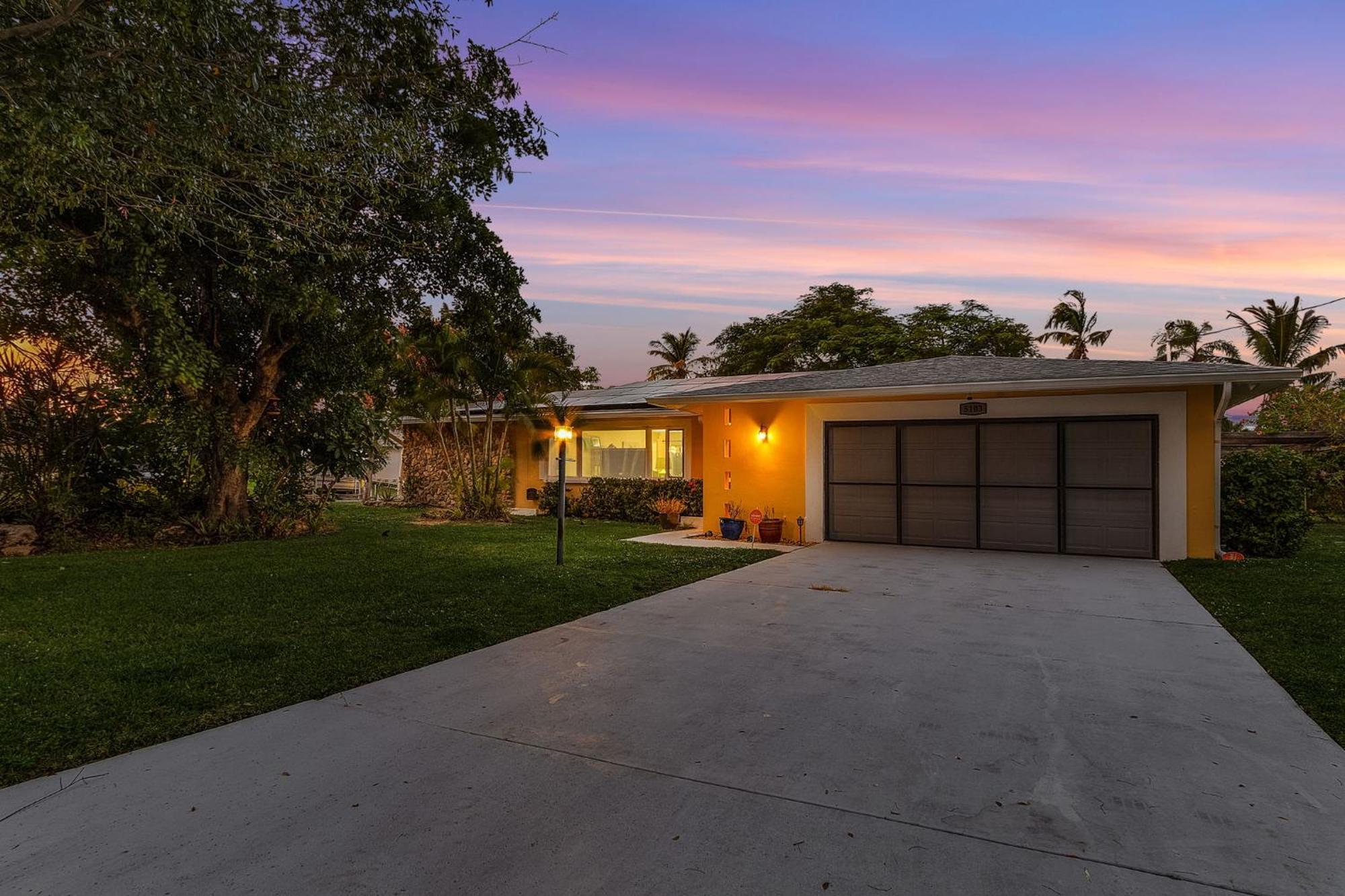 Holiday home Waterfront! Oversize Corner Yard, Dock W/lift, Hot Tub & Pool - Tropical Calusa - Roelens *