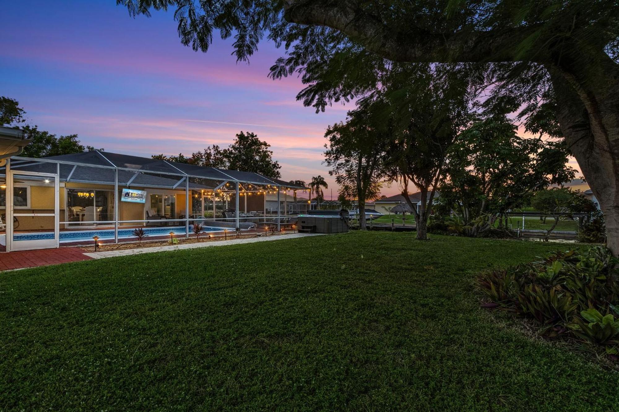 Waterfront! Oversize Corner Yard, Dock W/lift, Hot Tub & Pool - Tropical Calusa - Roelens
