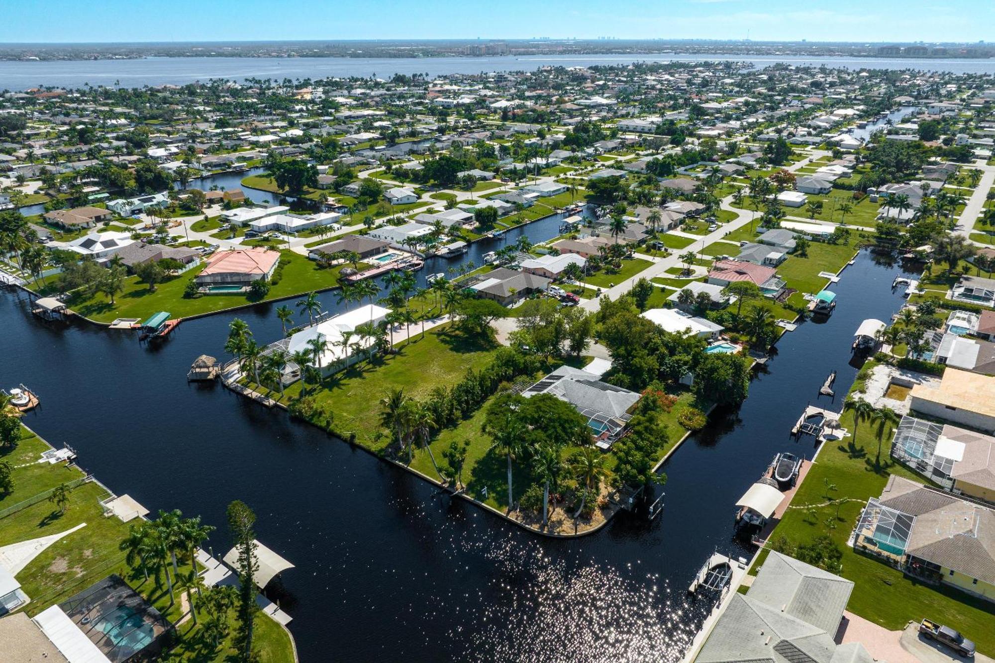 Holiday home Waterfront! Oversize Corner Yard, Dock W/lift, Hot Tub & Pool - Tropical Calusa - Roelens *