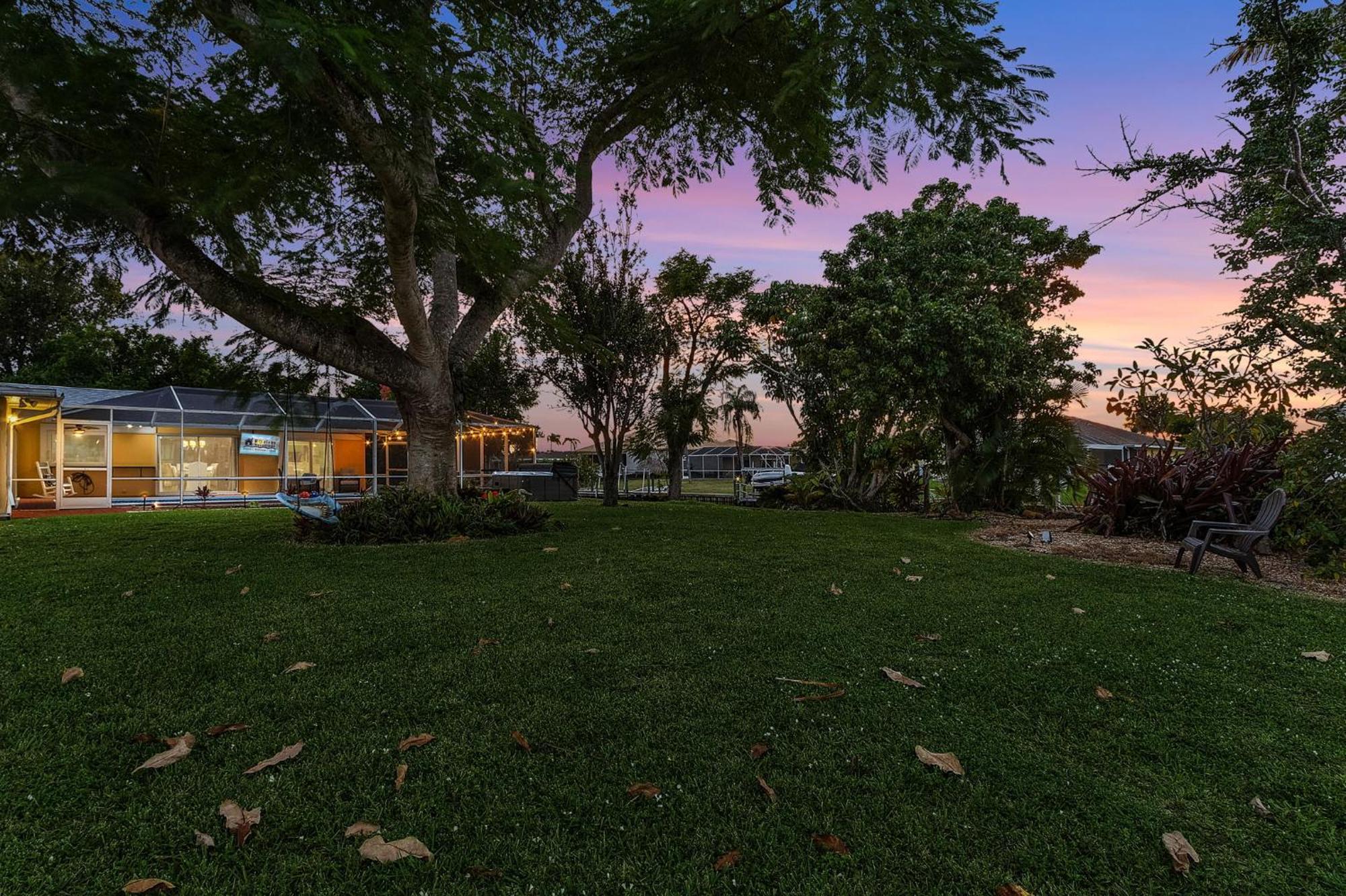 Waterfront! Oversize Corner Yard, Dock W/lift, Hot Tub & Pool - Tropical Calusa - Roelens Cape Coral