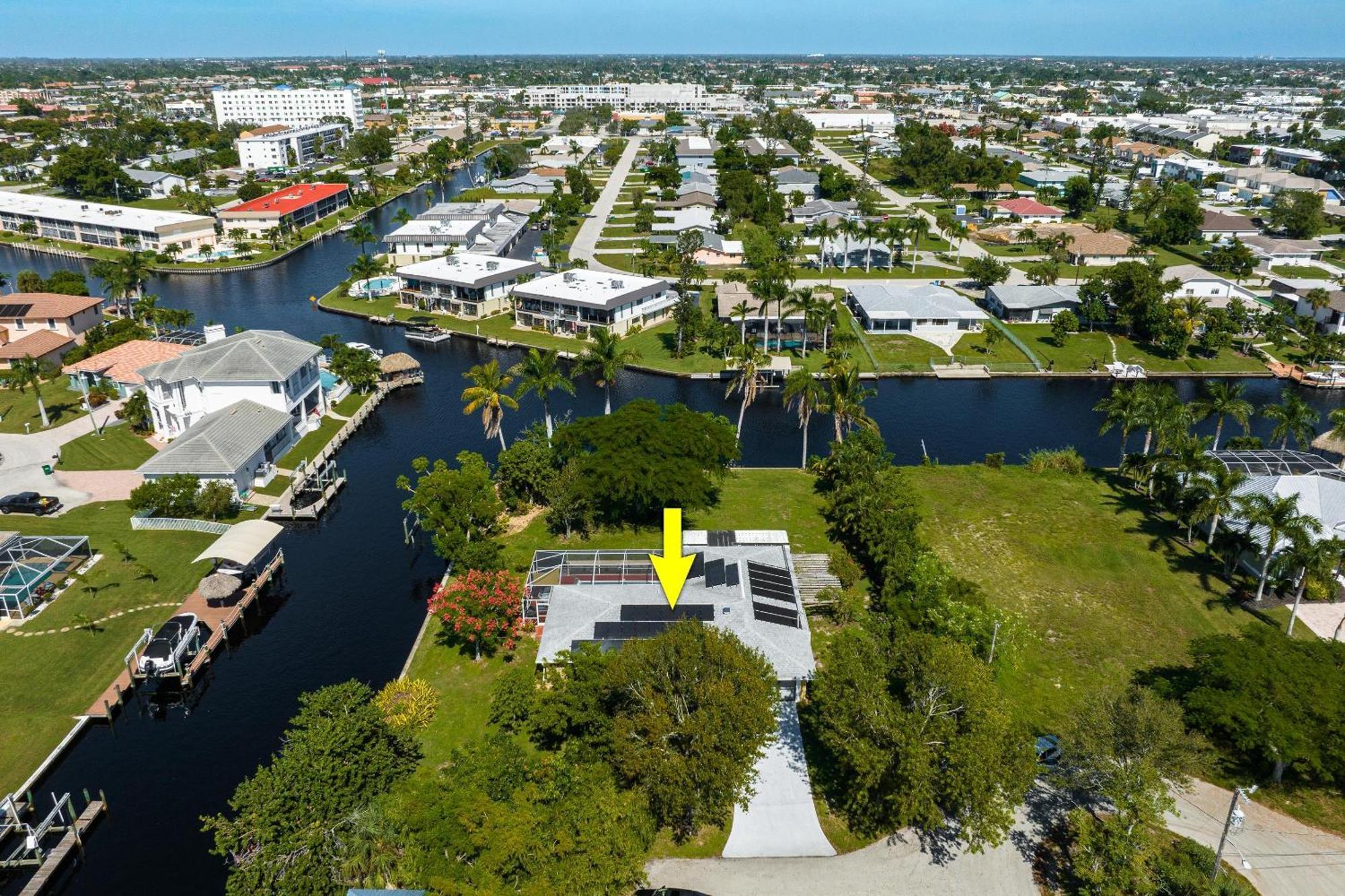 Holiday home Waterfront! Oversize Corner Yard, Dock W/lift, Hot Tub & Pool - Tropical Calusa - Roelens Cape Coral