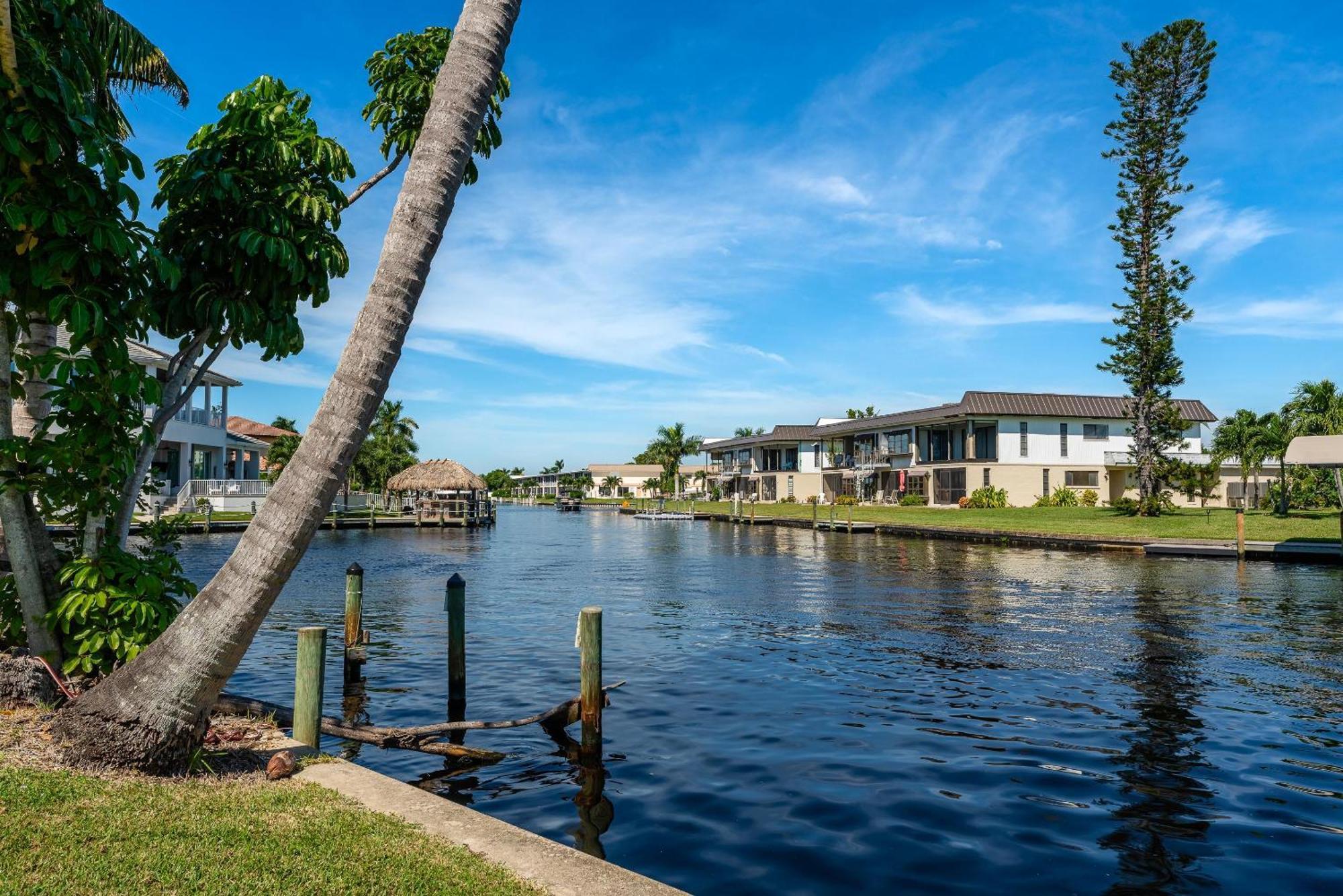 Waterfront! Oversize Corner Yard, Dock W/lift, Hot Tub & Pool - Tropical Calusa - Roelens