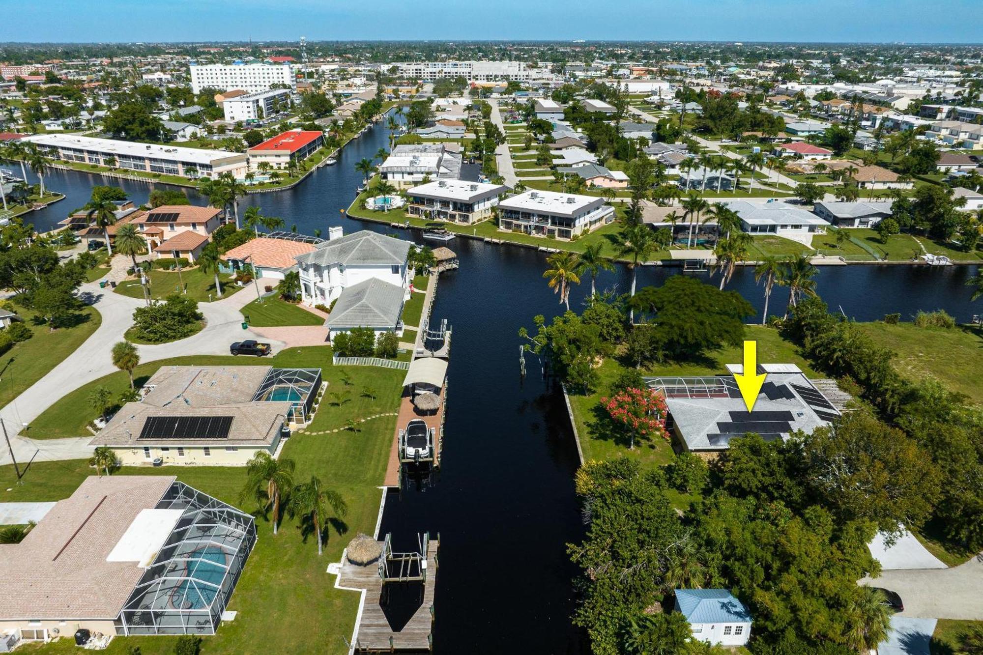 Holiday home Waterfront! Oversize Corner Yard, Dock W/lift, Hot Tub & Pool - Tropical Calusa - Roelens Cape Coral