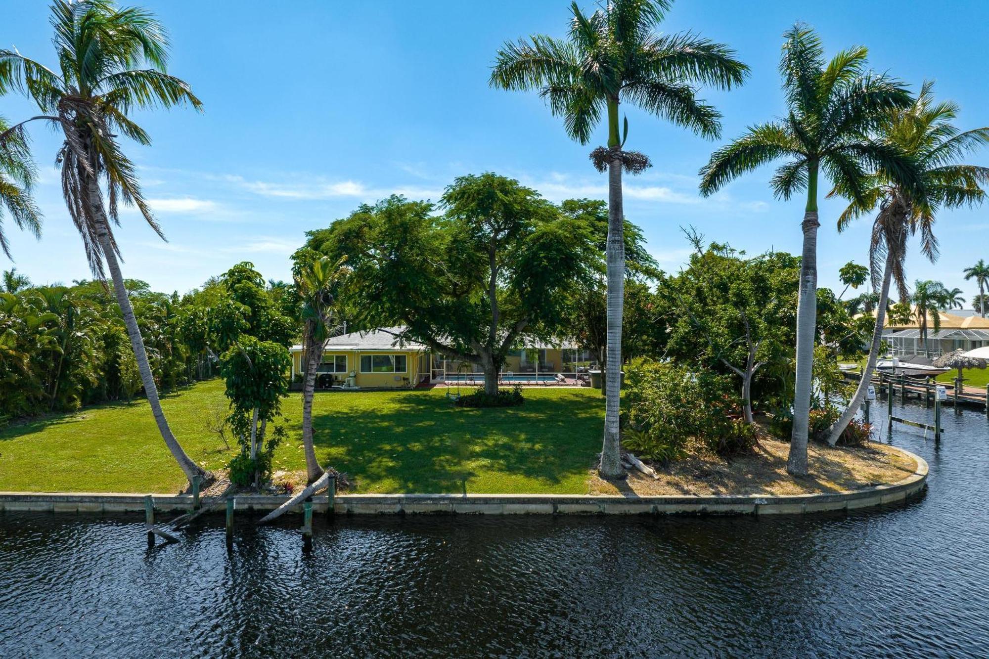Waterfront! Oversize Corner Yard, Dock W/lift, Hot Tub & Pool - Tropical Calusa - Roelens Cape Coral