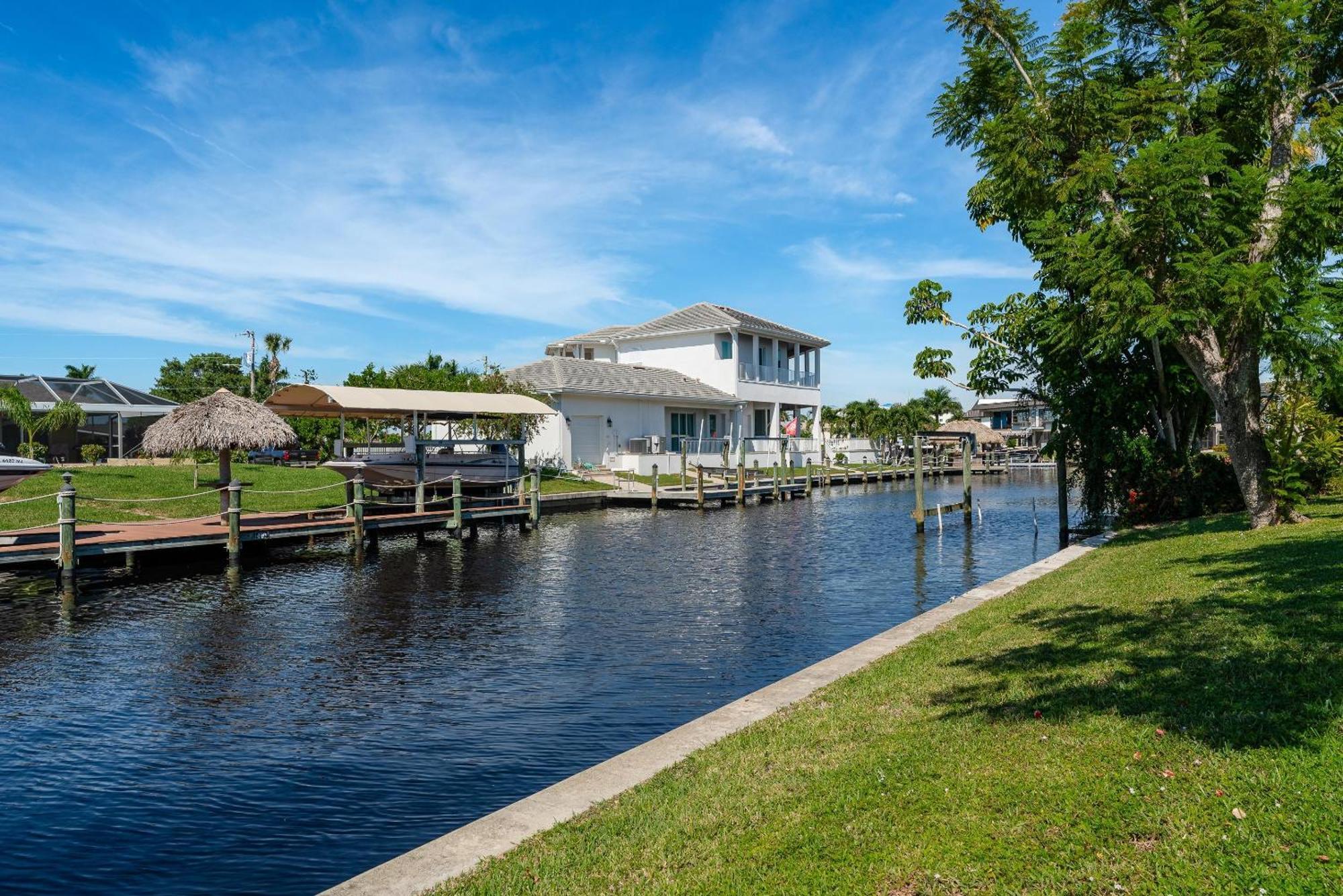Waterfront! Oversize Corner Yard, Dock W/lift, Hot Tub & Pool - Tropical Calusa - Roelens Holiday home