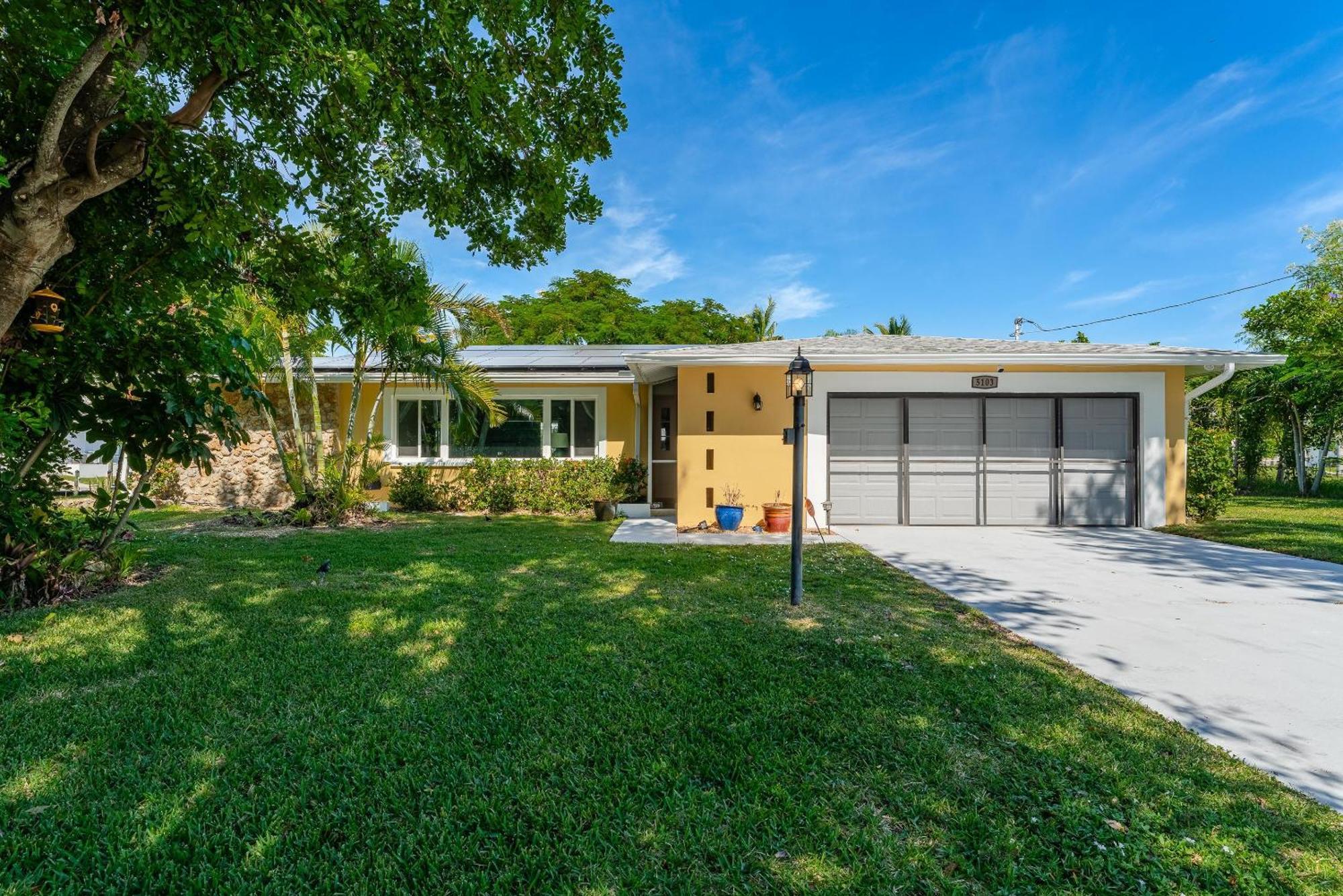 Waterfront! Oversize Corner Yard, Dock W/lift, Hot Tub & Pool - Tropical Calusa - Roelens Holiday home *