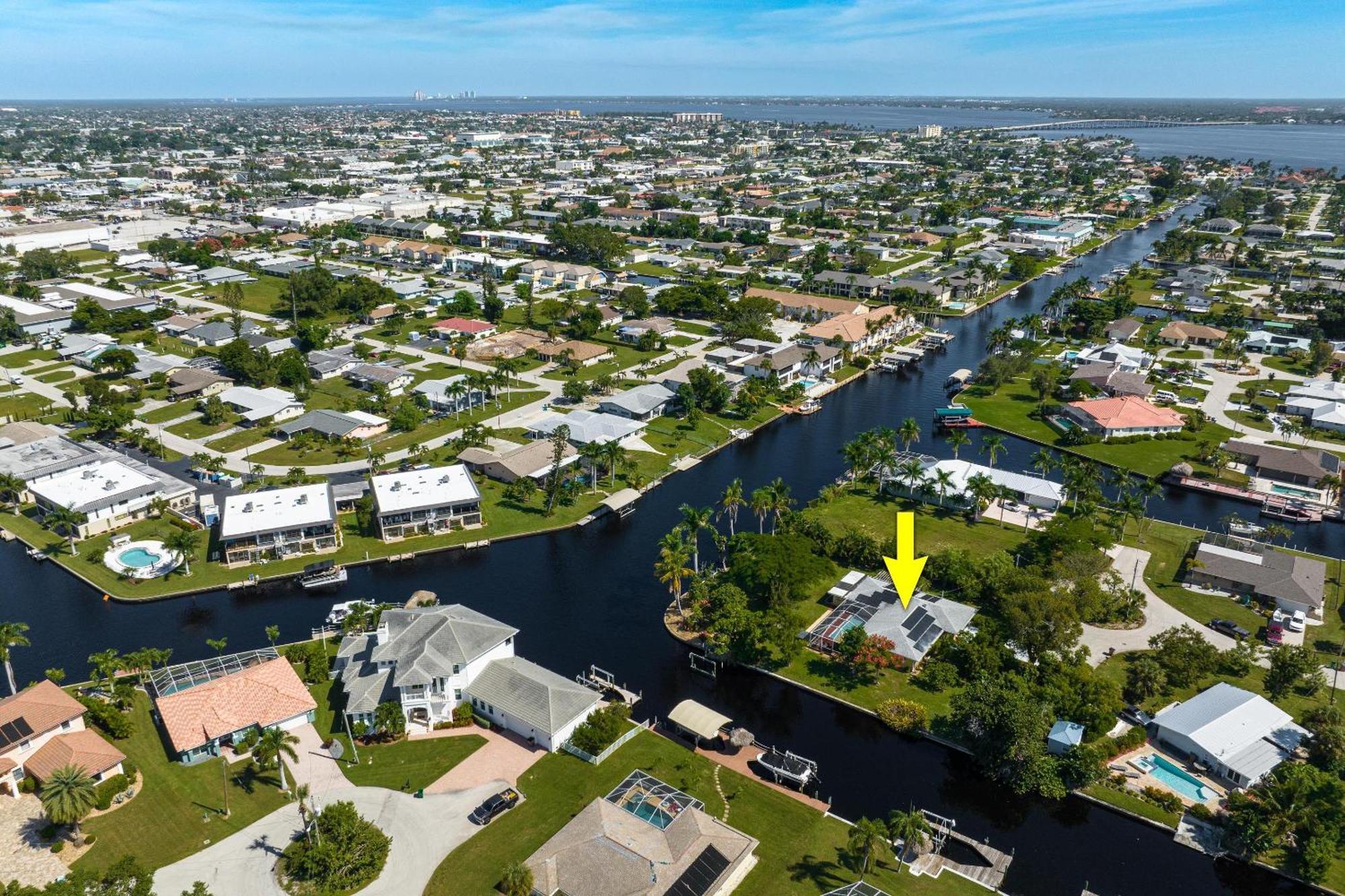 Waterfront! Oversize Corner Yard, Dock W/lift, Hot Tub & Pool - Tropical Calusa - Roelens Holiday home Cape Coral