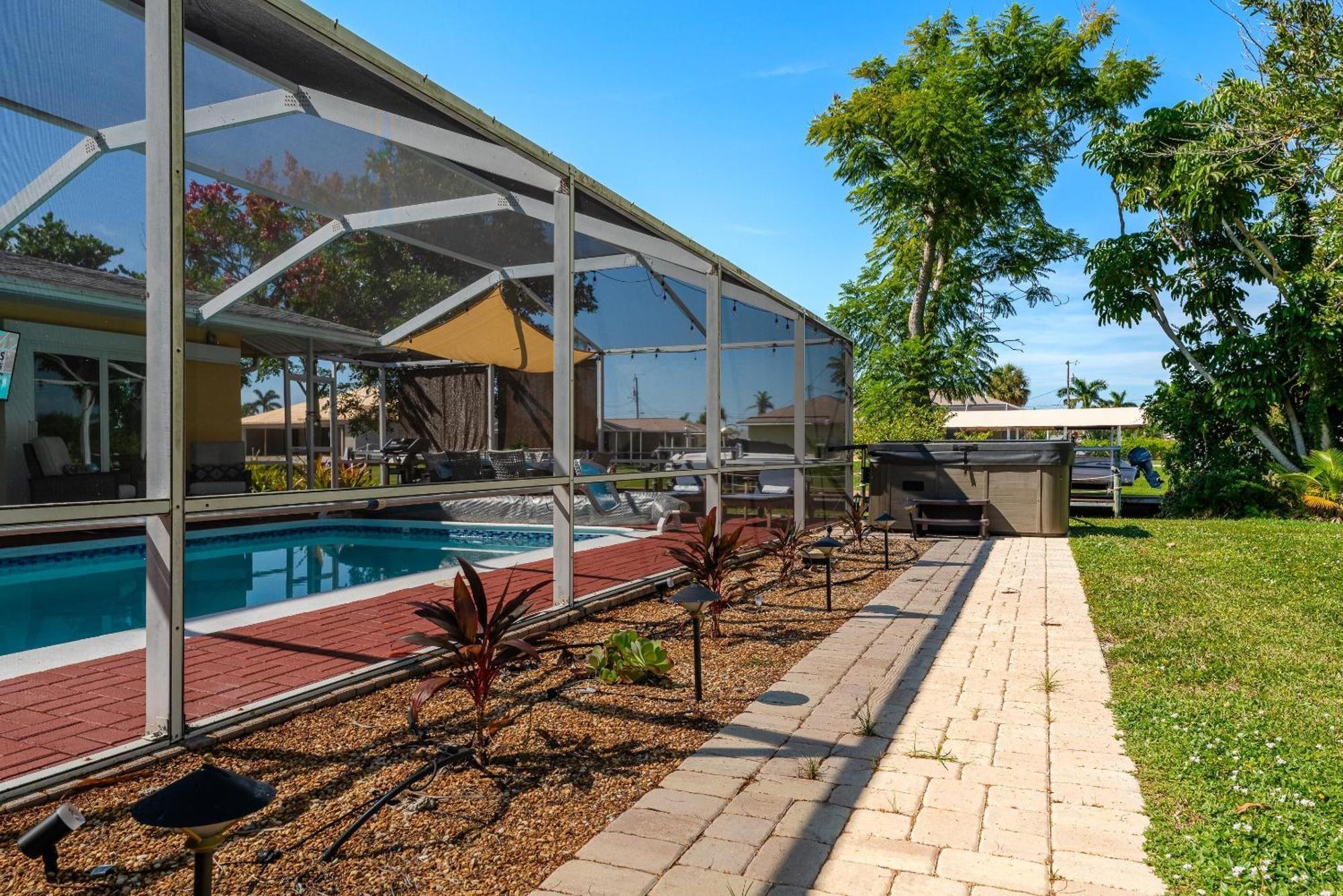 Holiday home Waterfront! Oversize Corner Yard, Dock W/lift, Hot Tub & Pool - Tropical Calusa - Roelens *