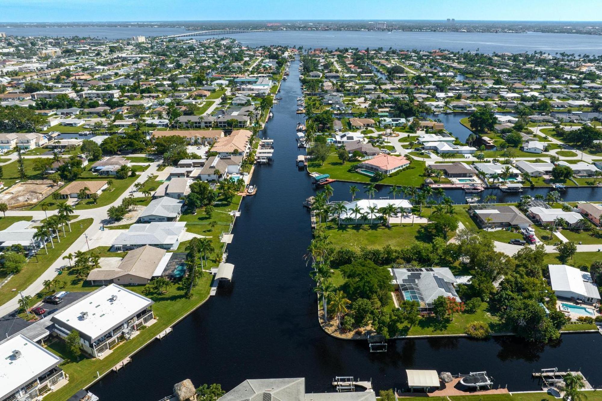 Waterfront! Oversize Corner Yard, Dock W/lift, Hot Tub & Pool - Tropical Calusa - Roelens Holiday home *